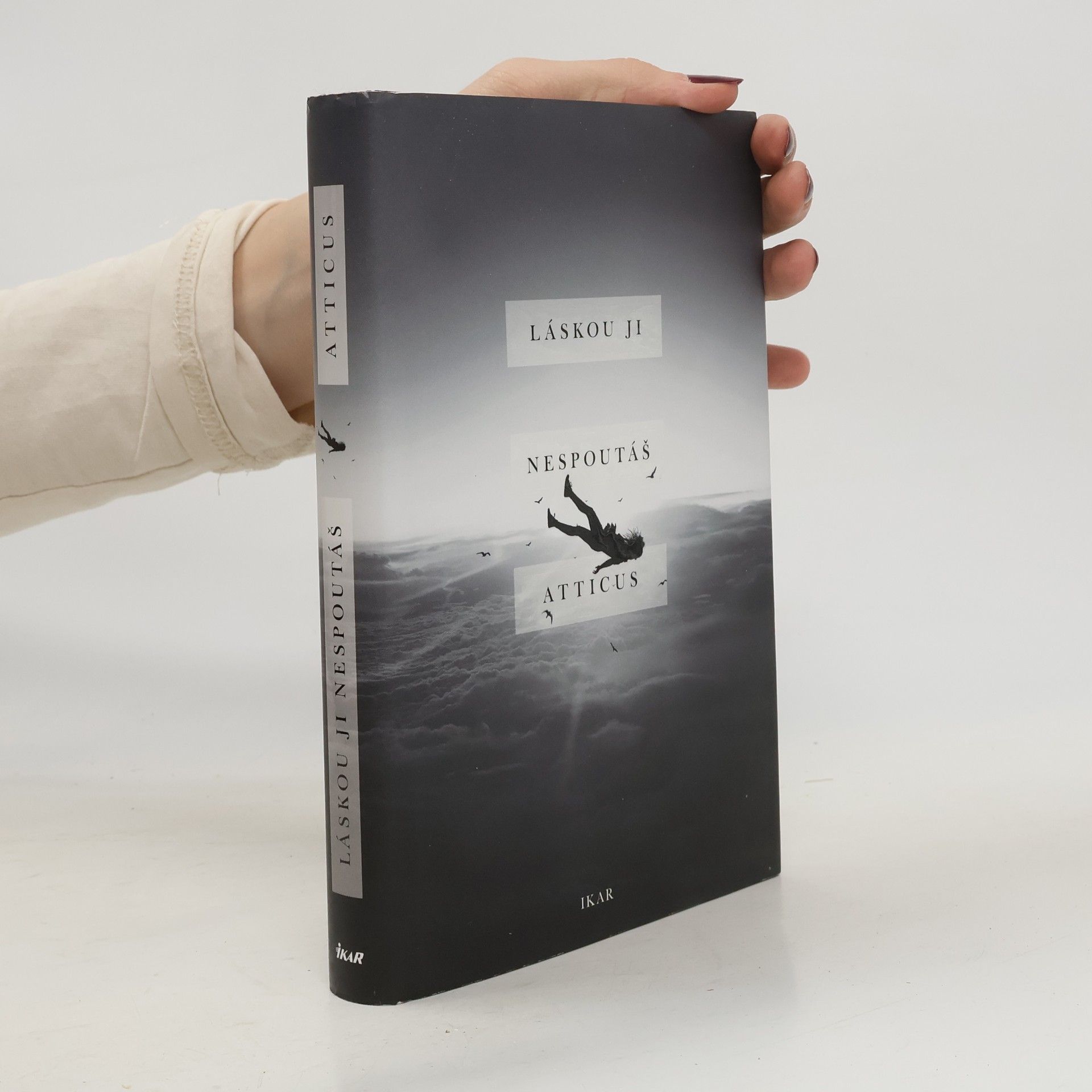 Atticus Láskou ji nespoutáš