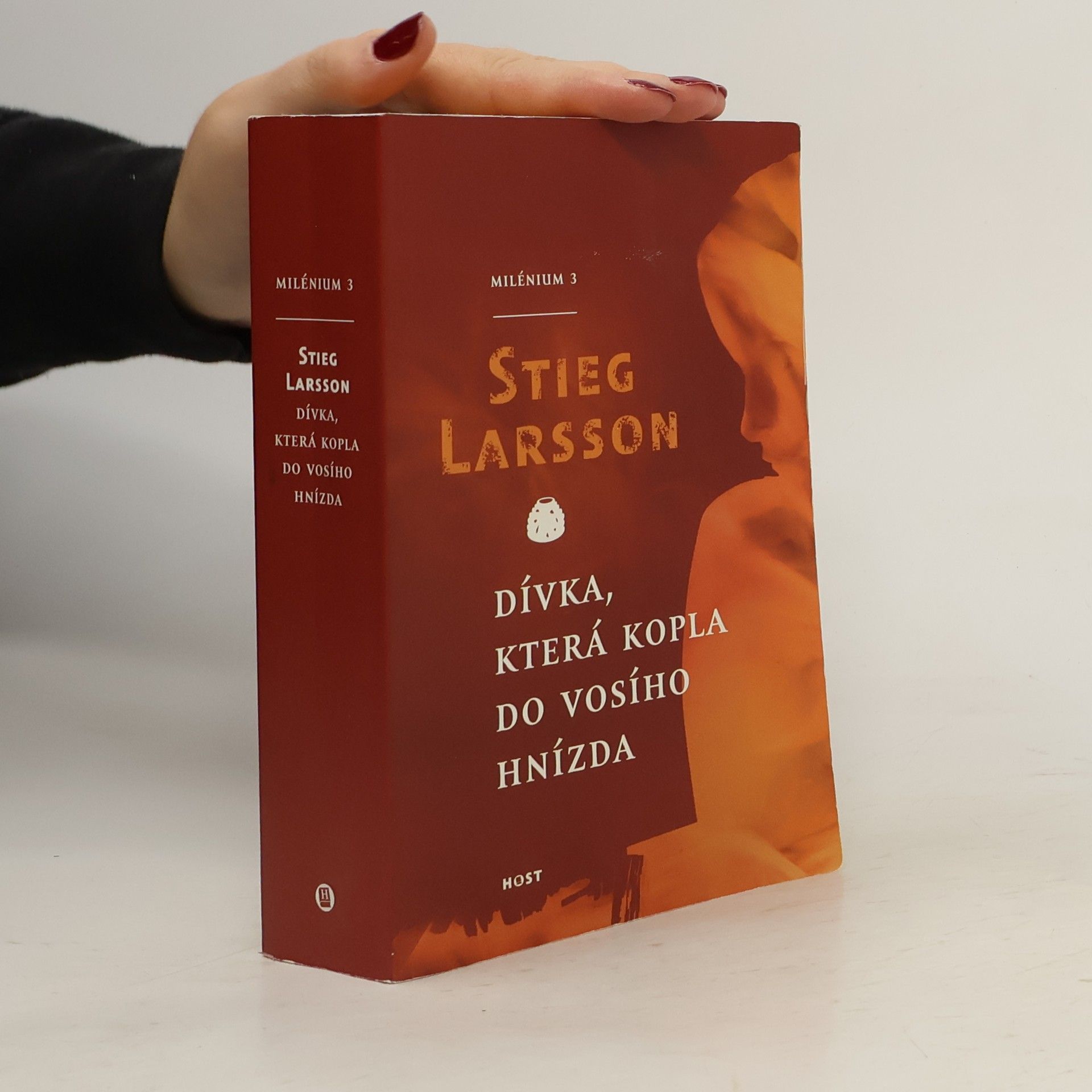 Dívka, která kopla do vosího hnízda