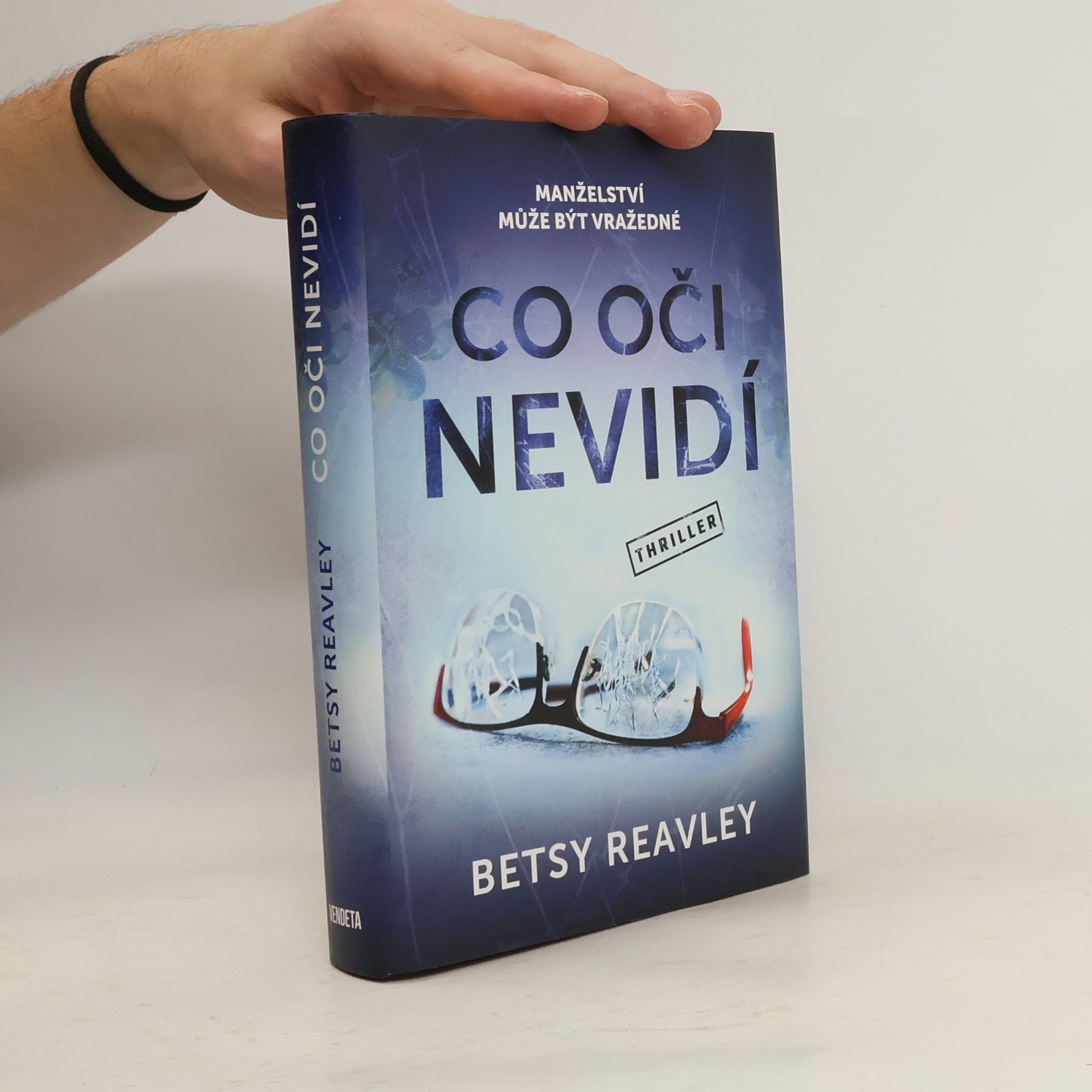 Betsy Reavley Co oči nevidí