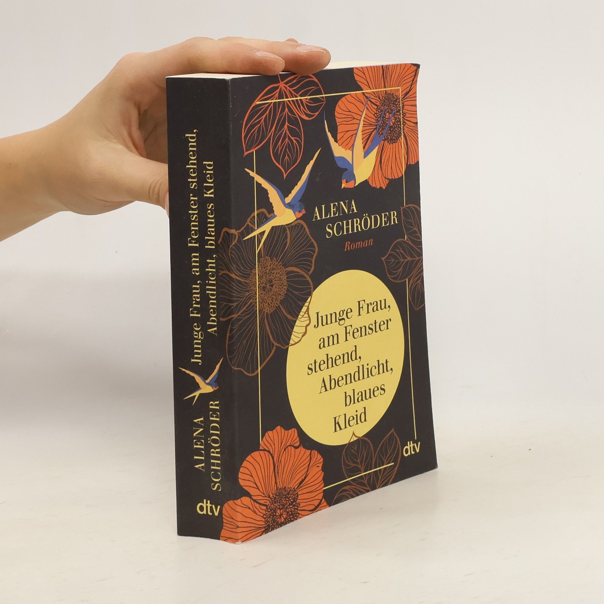 Alena Schröder Junge Frau, am Fenster, stehend, Abendlicht, blaues Kleid