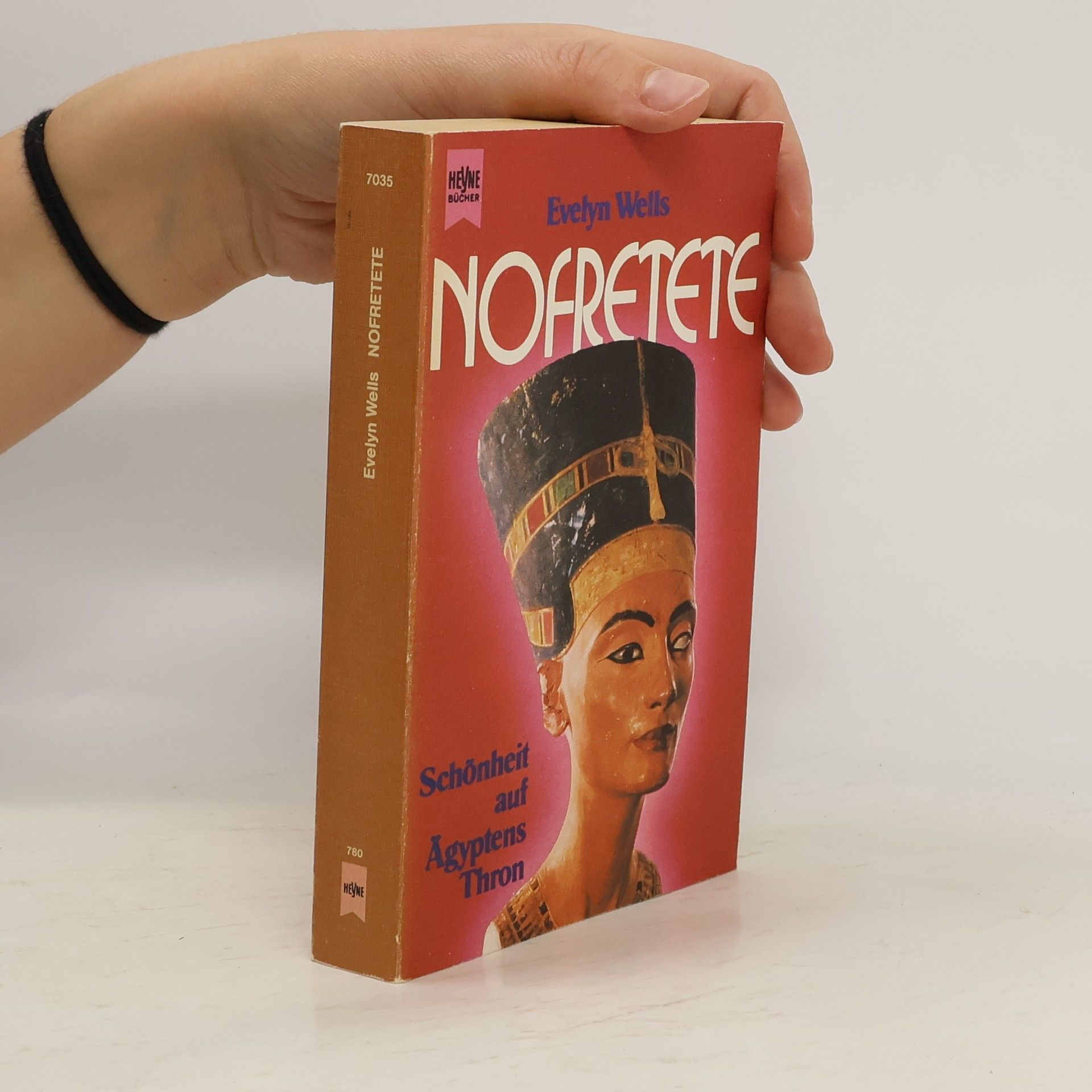 Evelyn Wells Nofretete