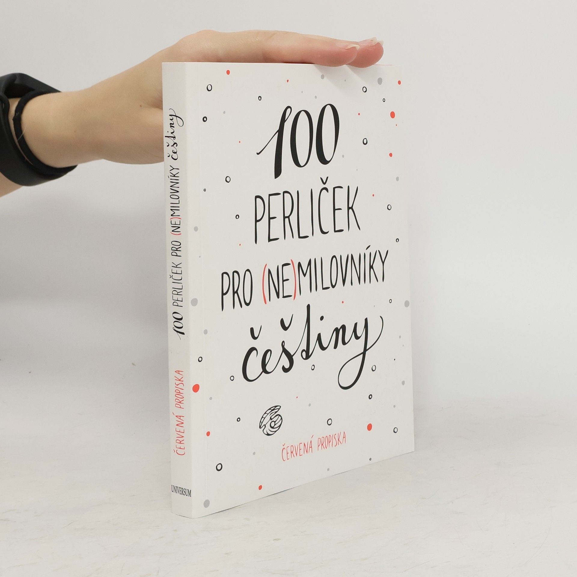 Karla Tchawou Tchuisseu 100 perliček pro (ne)milovníky češtiny