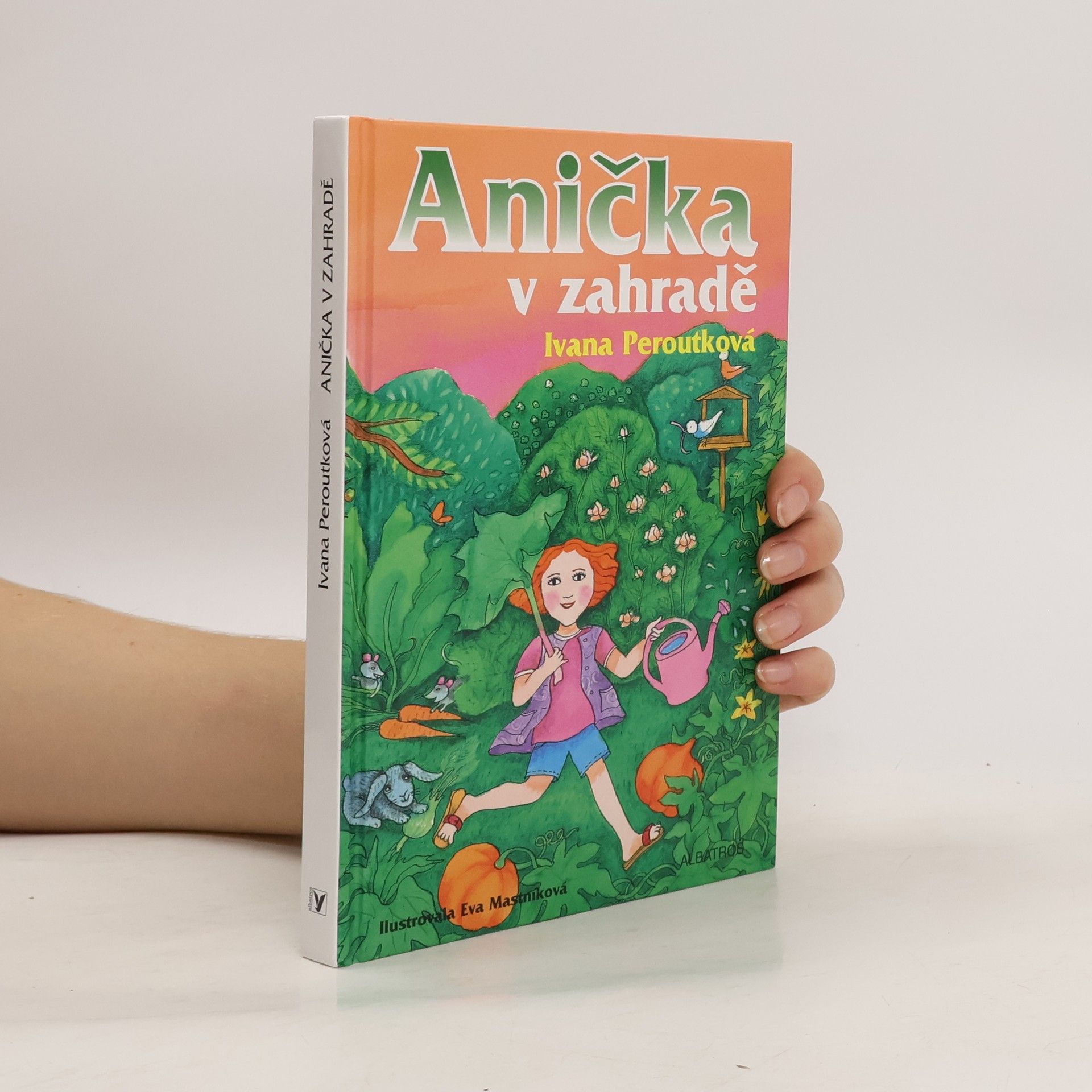 Peroutková Ivana Anička v zahradě