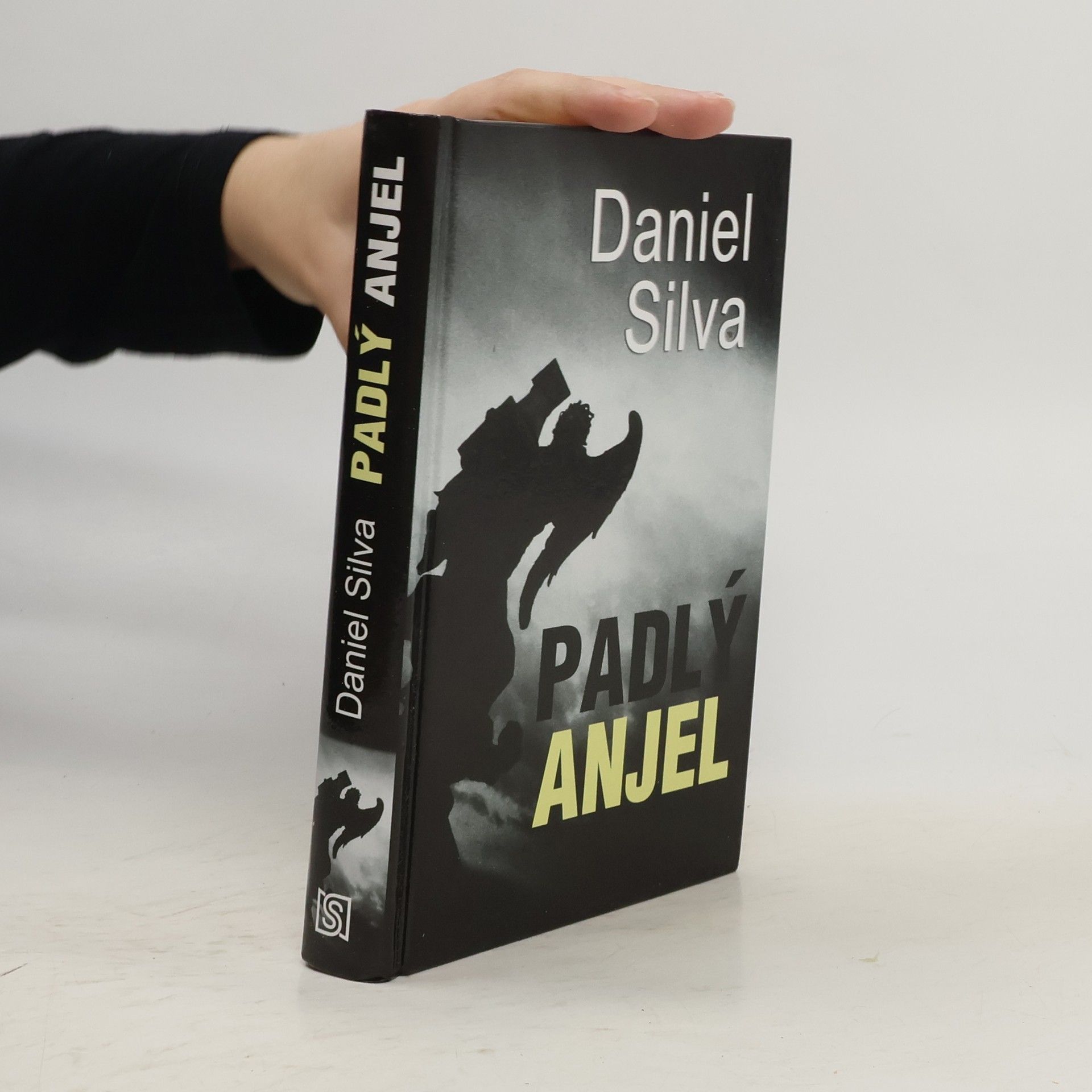 Daniel Silva Padlý anjel