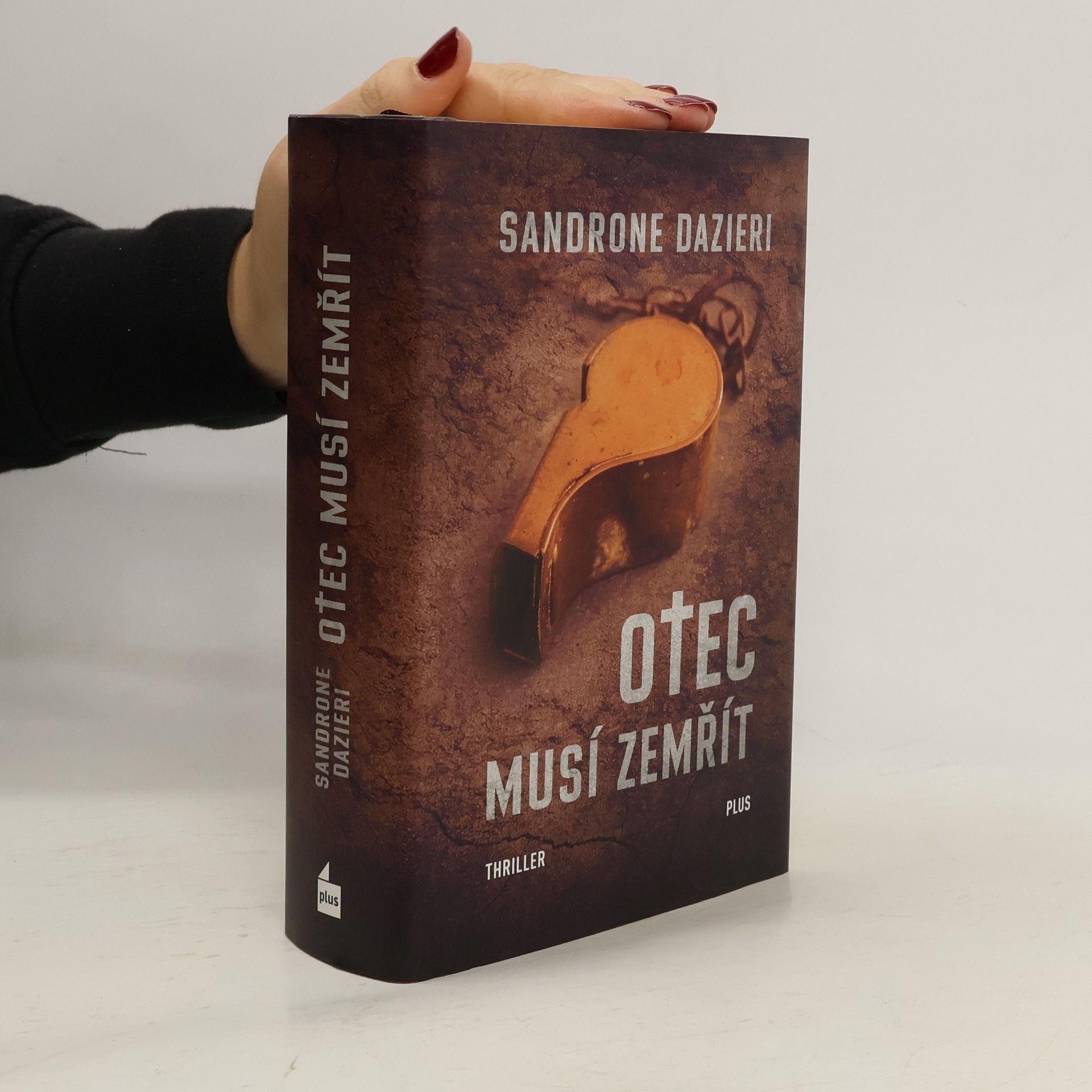 Sandrone Dazieri Otec musí zemřít