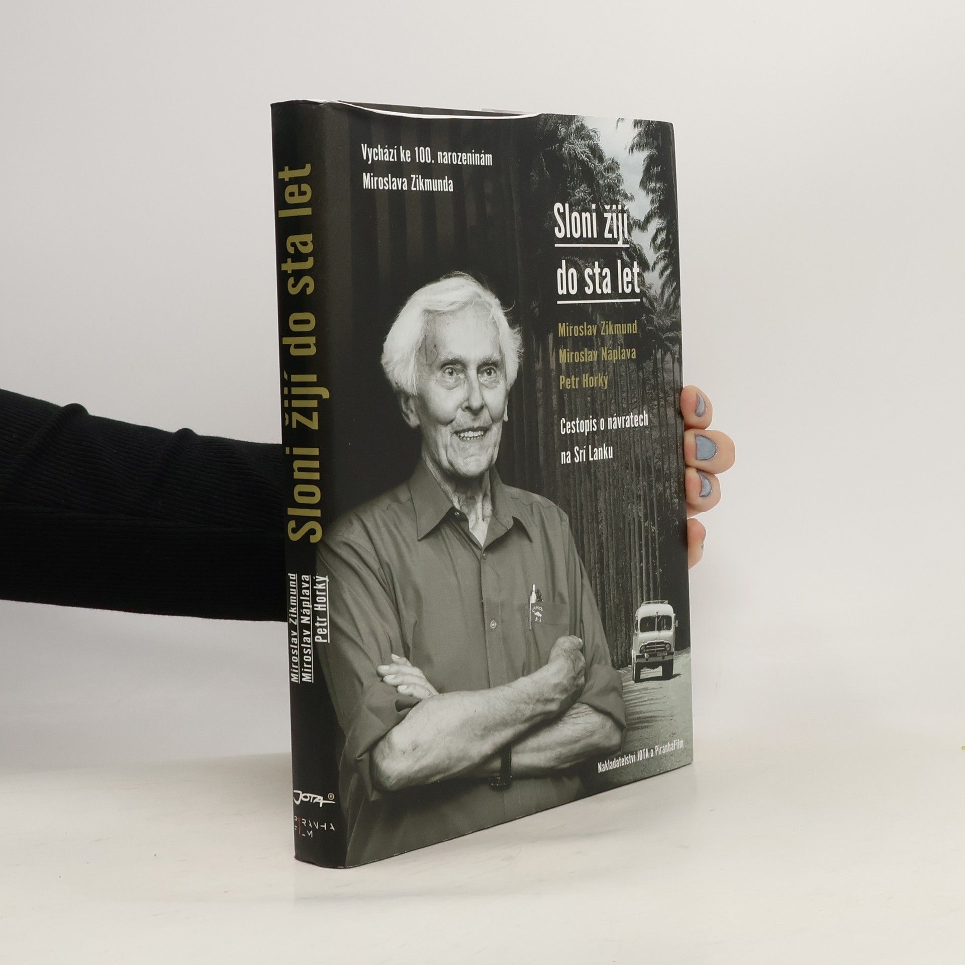 Sloni žijí do sta let