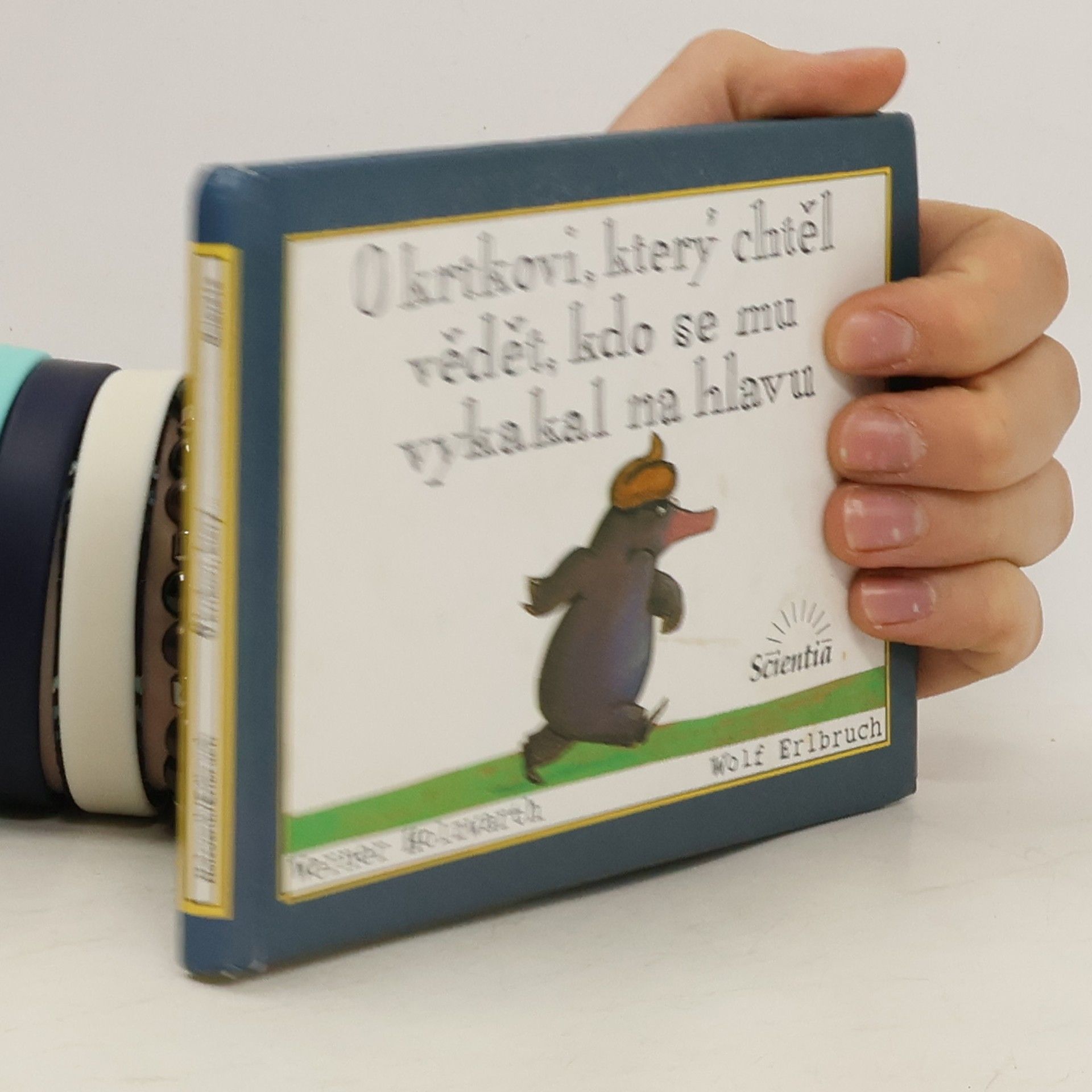 Werner Holzwarth O krtkovi, který chtěl vědět, kdo se mu vykakal na hlavu