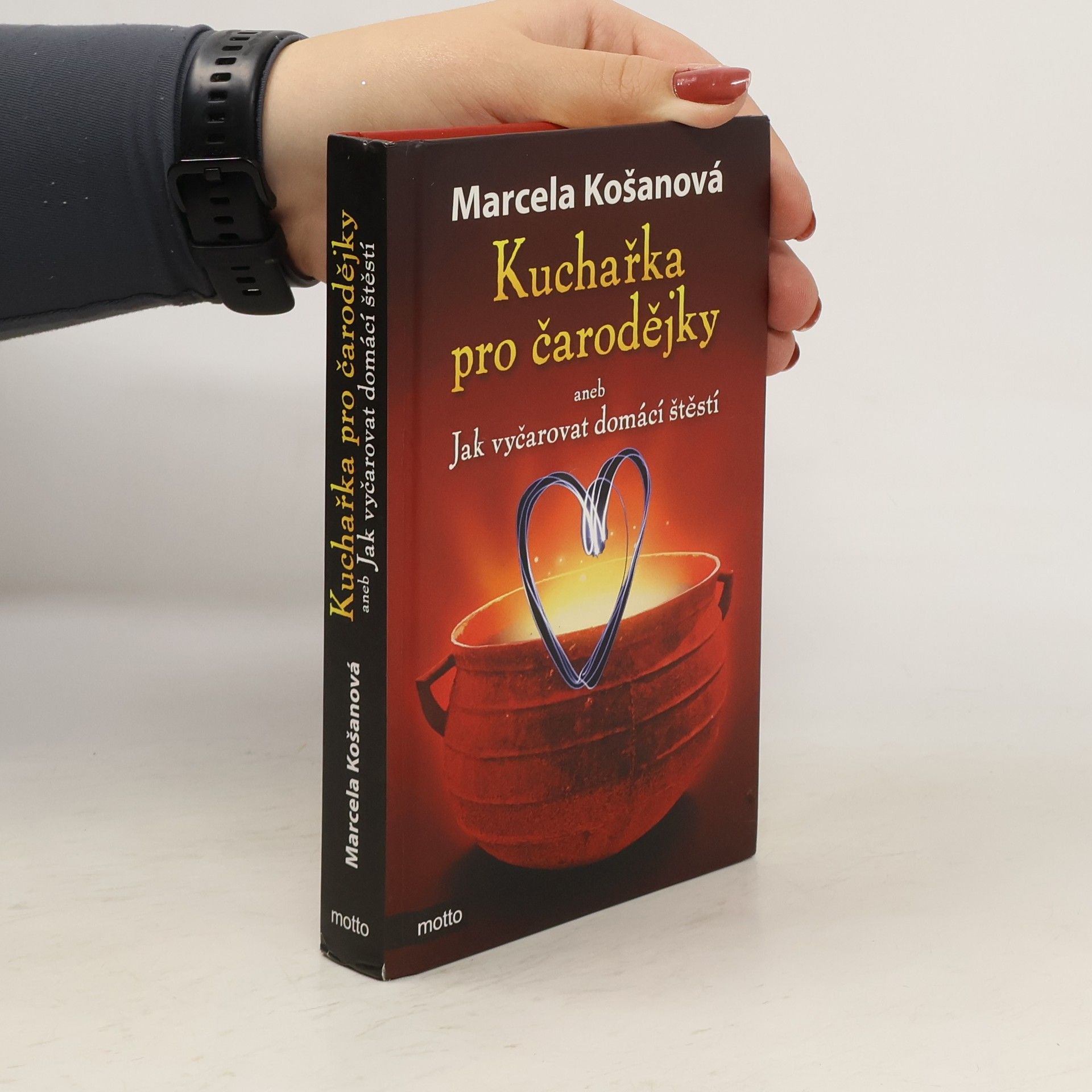 Kuchařka pro čarodějky, aneb, Jak vyčarovat domácí štěstí