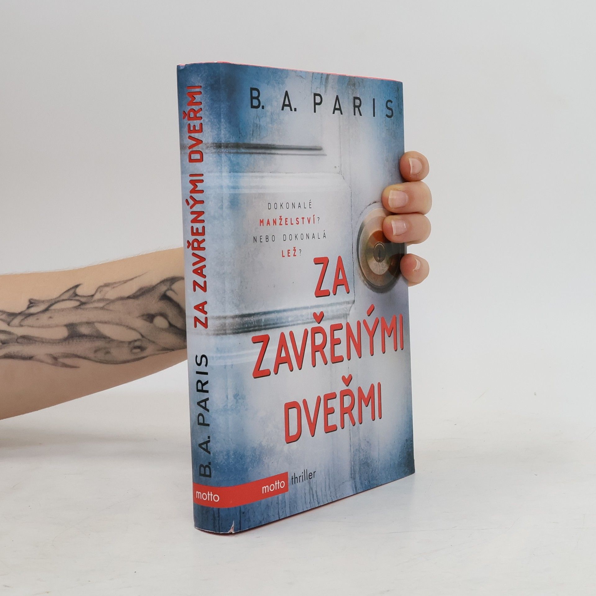 B. A. Paris Za zavřenými dveřmi