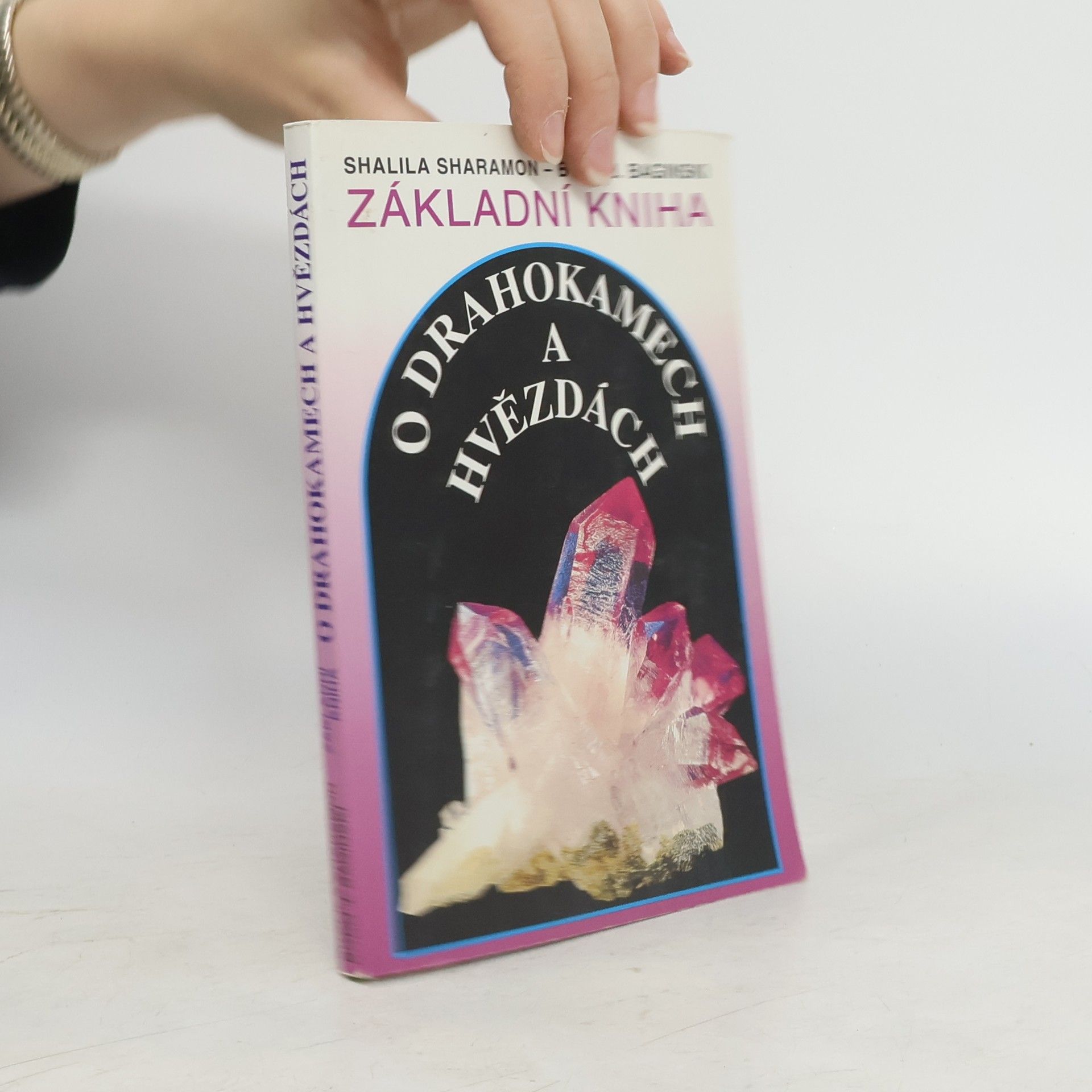 Shalila Sharamon Základní kniha o drahokamech a hvězdách. Tajemné síly drahých kamenů a jejich vztah k dvanácti znamením zvěrokruhu