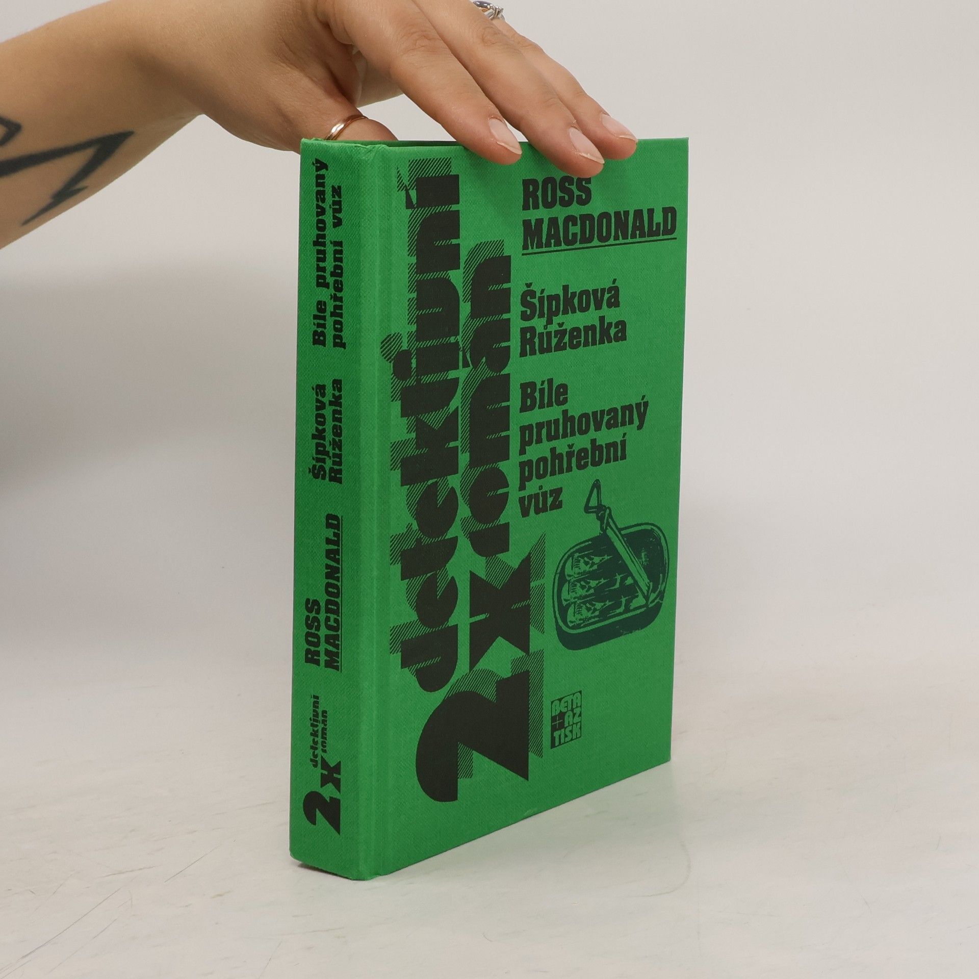 Ross Macdonald Šípková Růženka. Bíle pruhovaný pohřební vůz