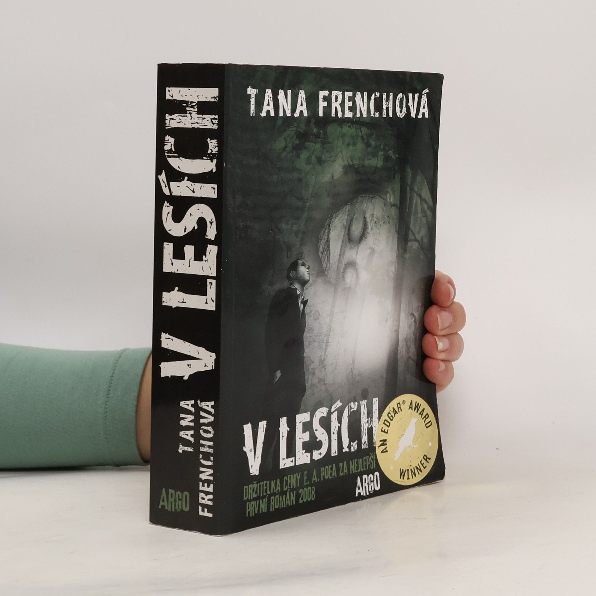 Tana French V lesích
