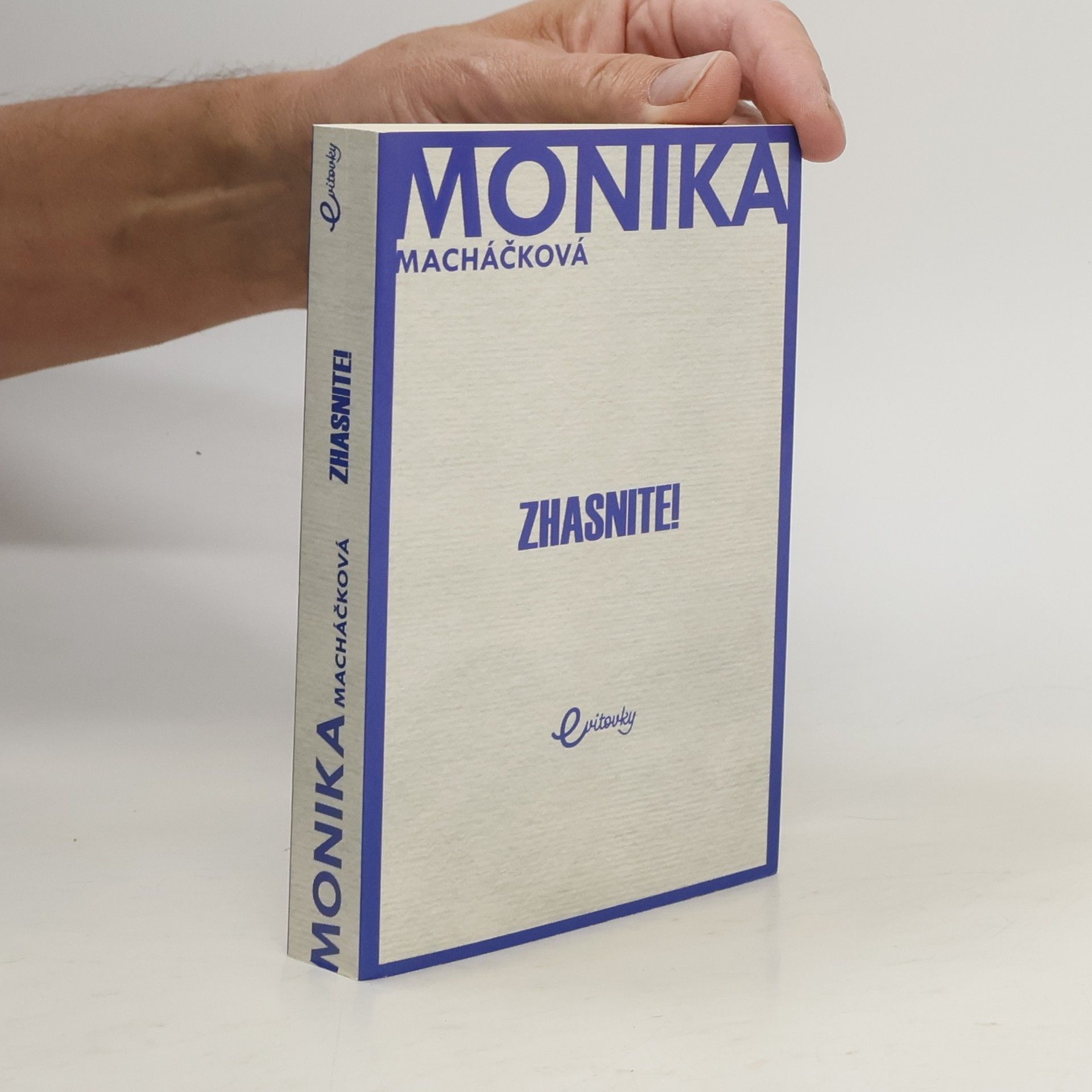 Monika Macháčková Zhasnite!