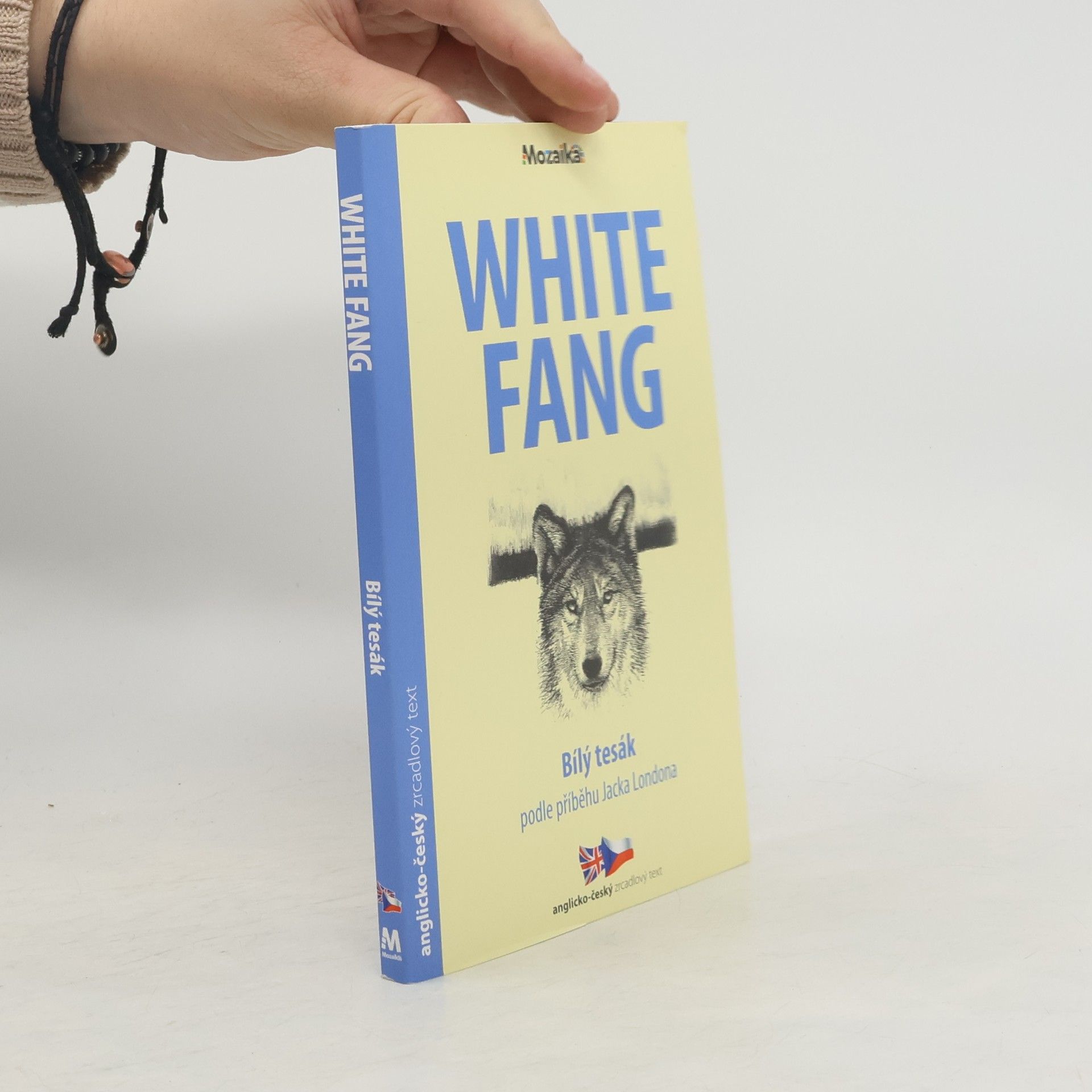 Caroline Castle White fang. Bílý tesák