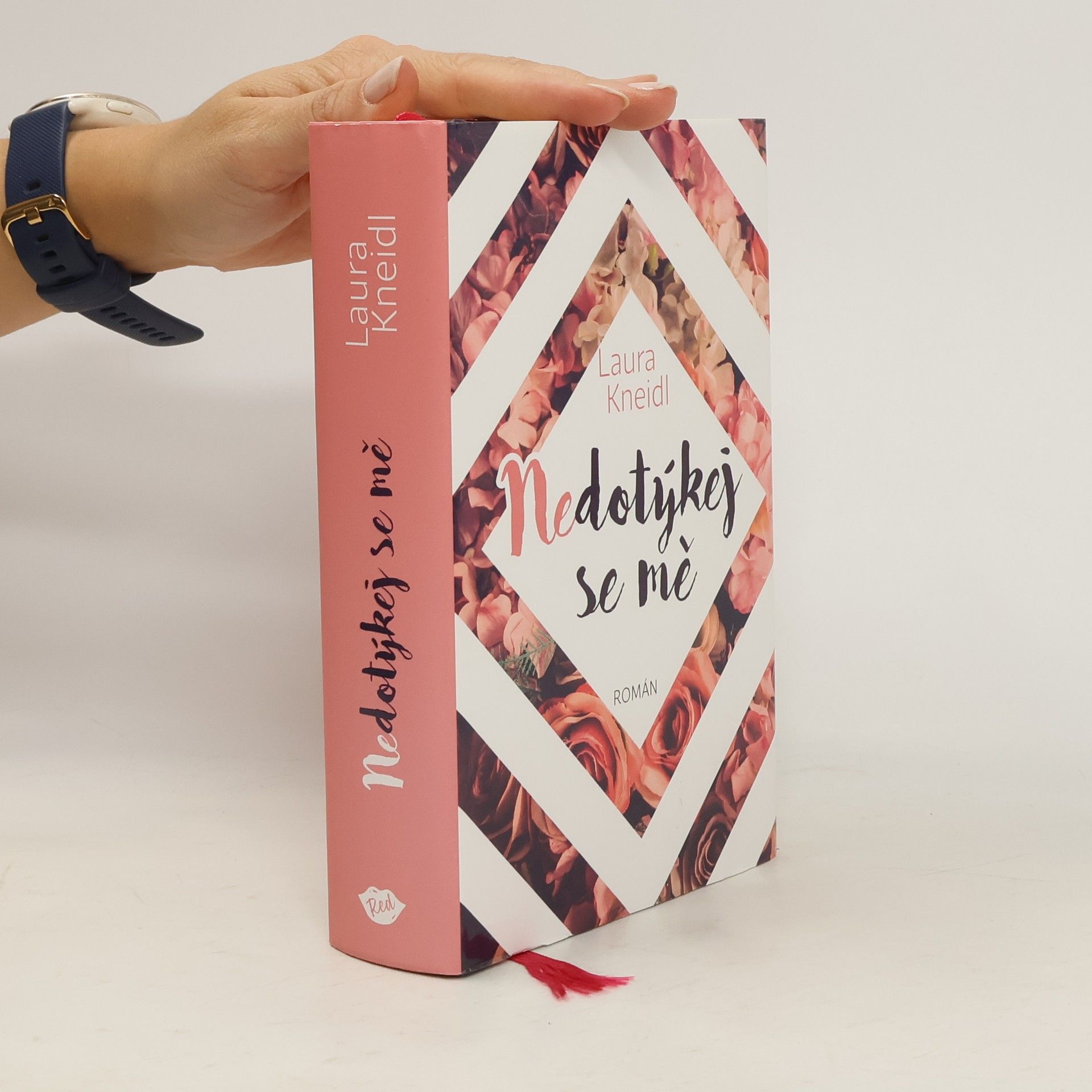 Laura Kneidl Nedotýkej se mě