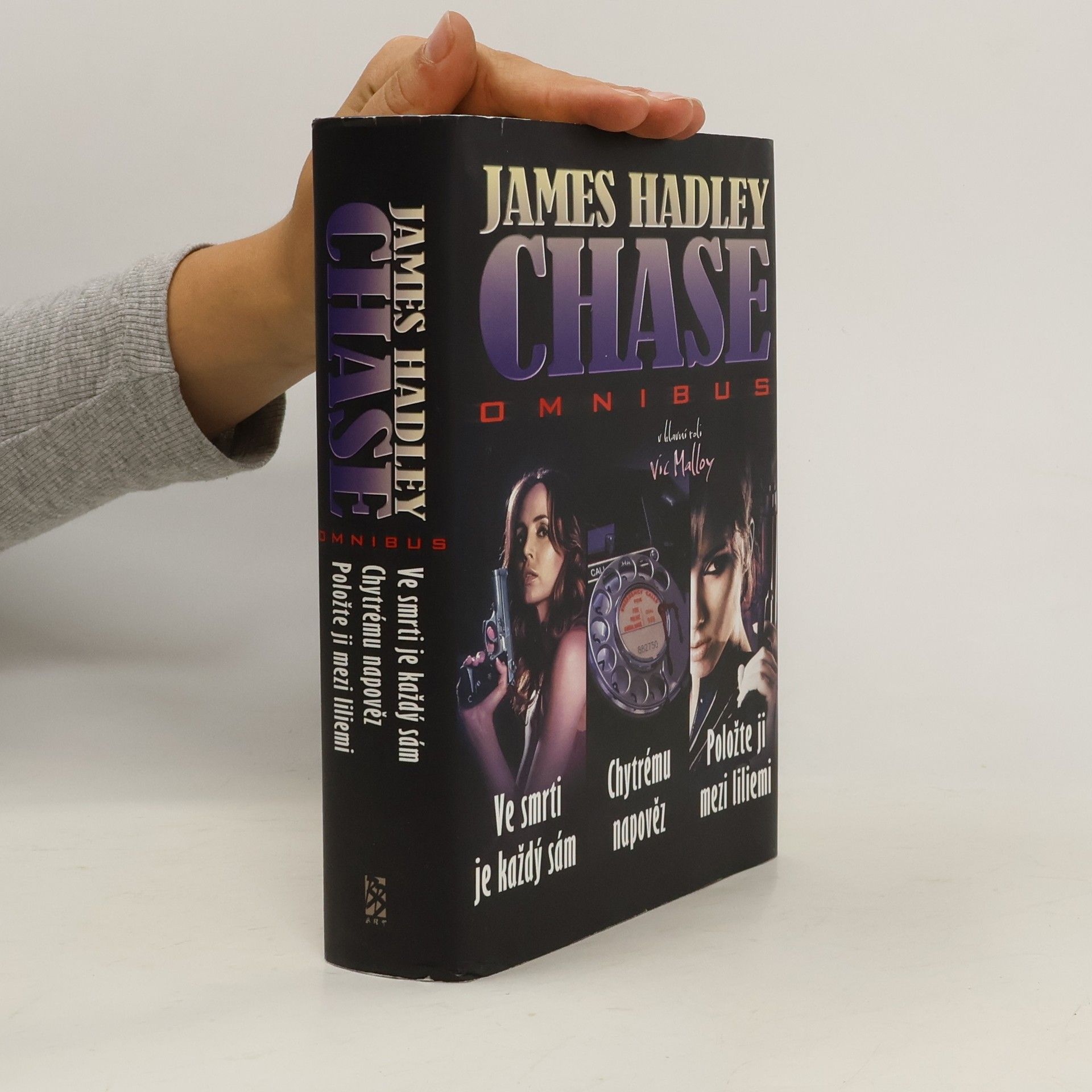 Ve smrti je každý sám. Chytrému napověz. Položte ji mezi liliemi