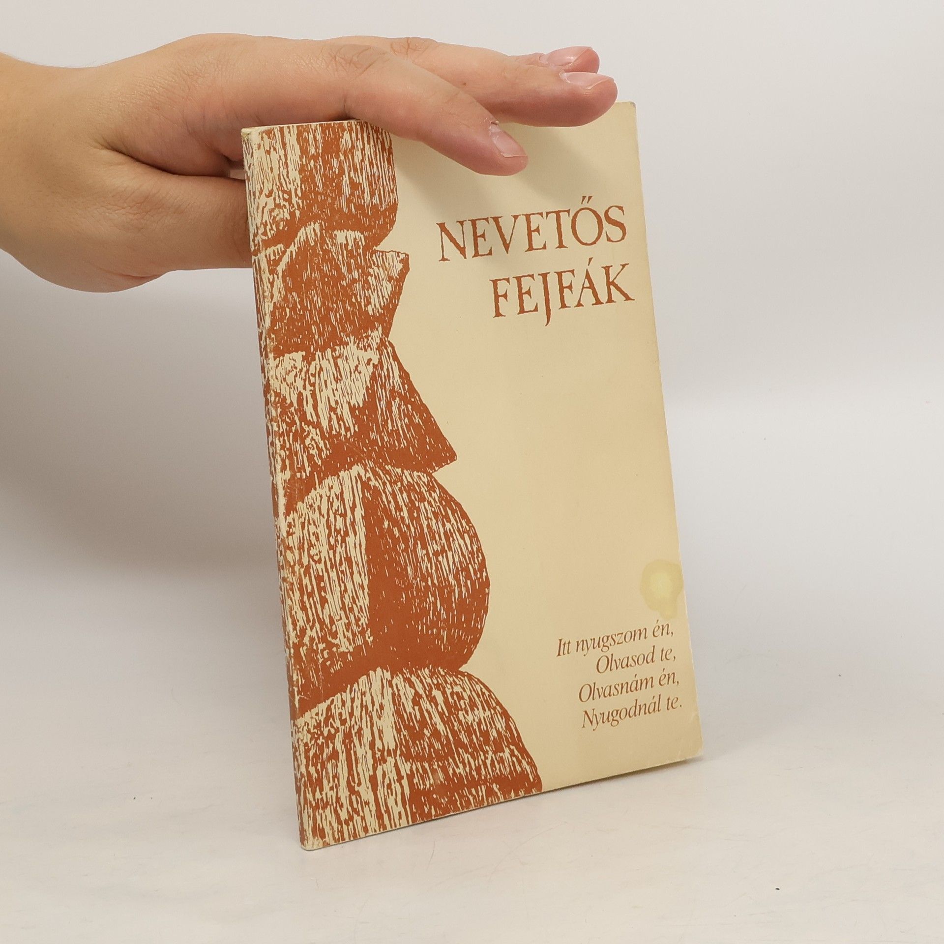 AA.VV. Nevetős fejfák