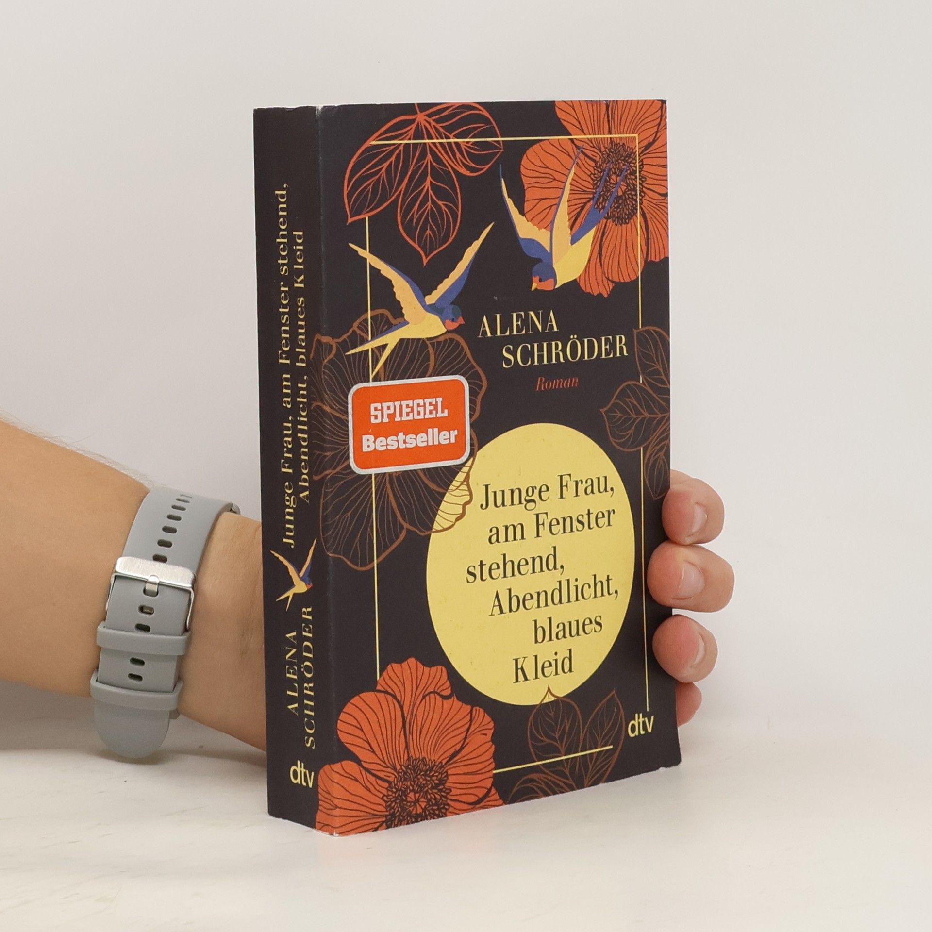 Alena Schröder Junge Frau, am Fenster, stehend, Abendlicht, blaues Kleid