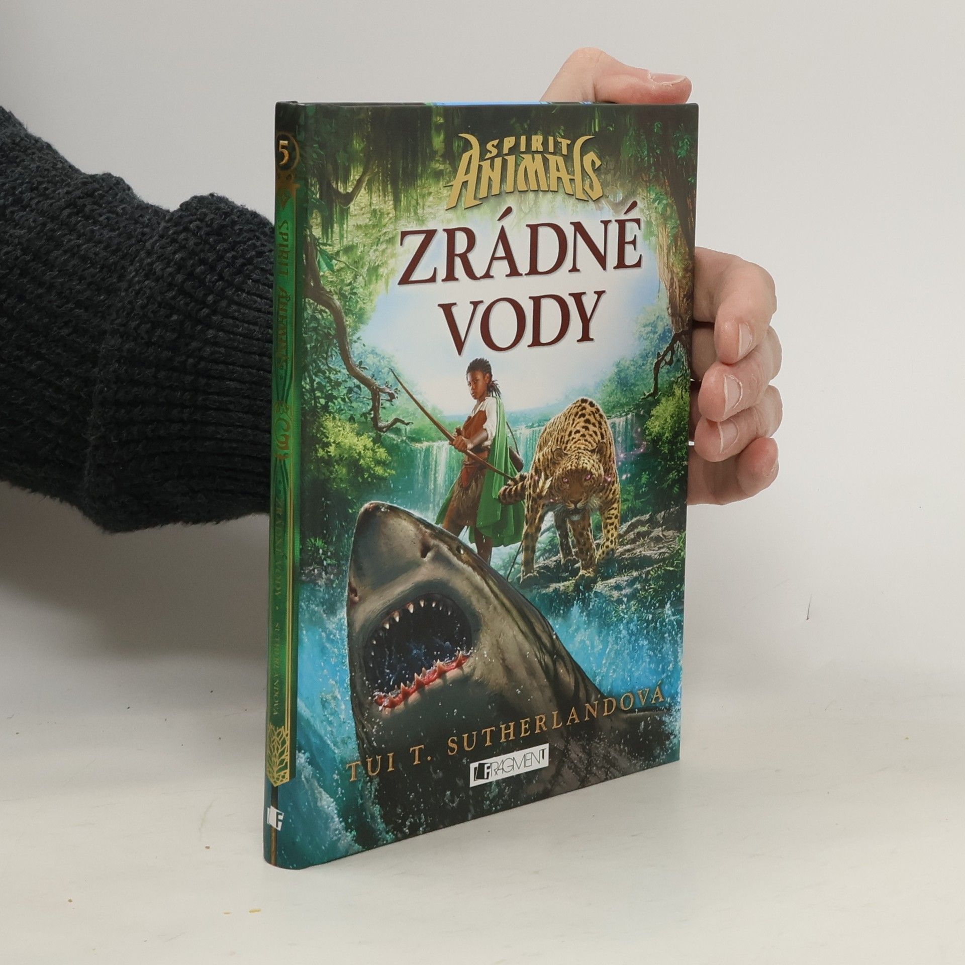 Tui T. Sutherland Zrádné vody