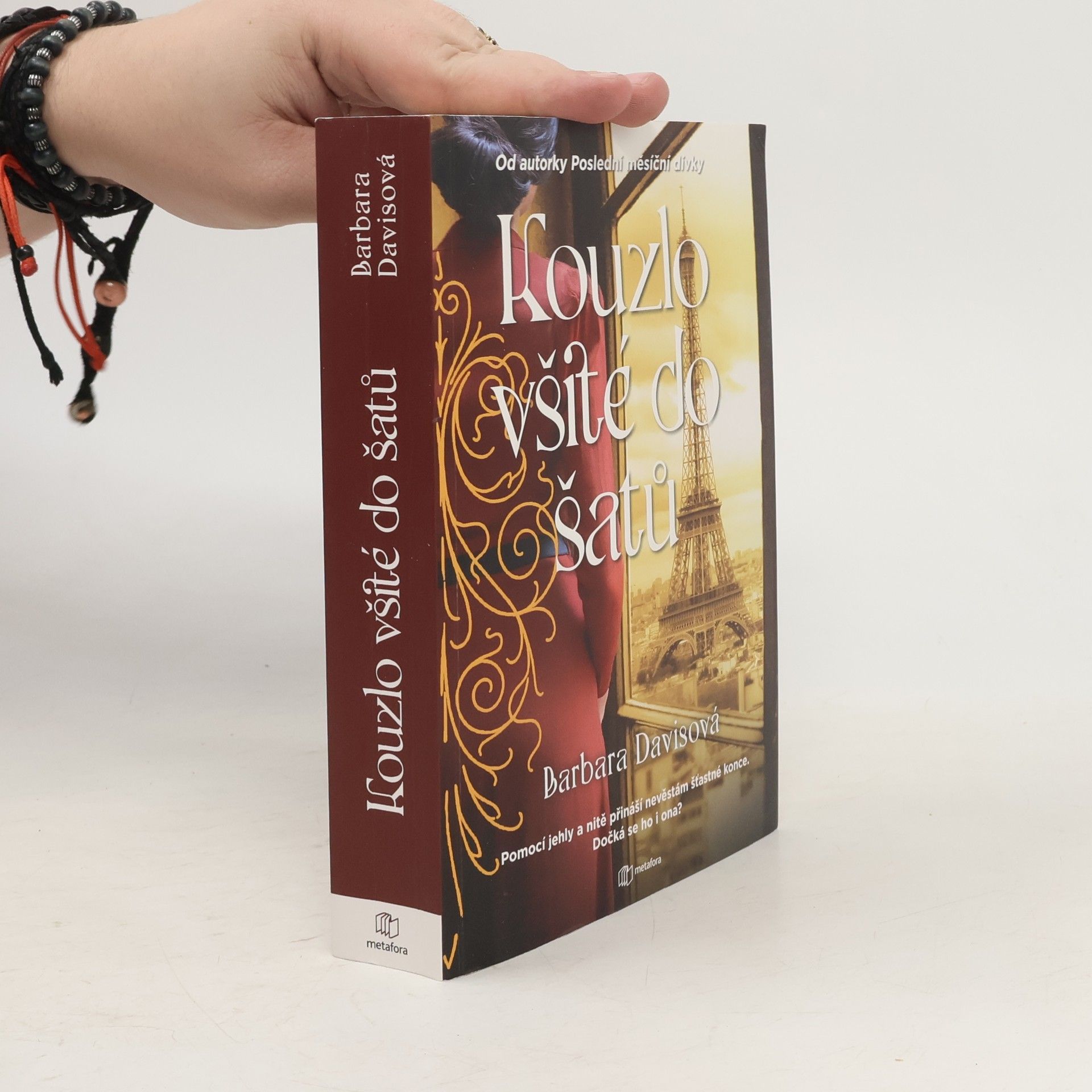 Kouzlo všité do šatů