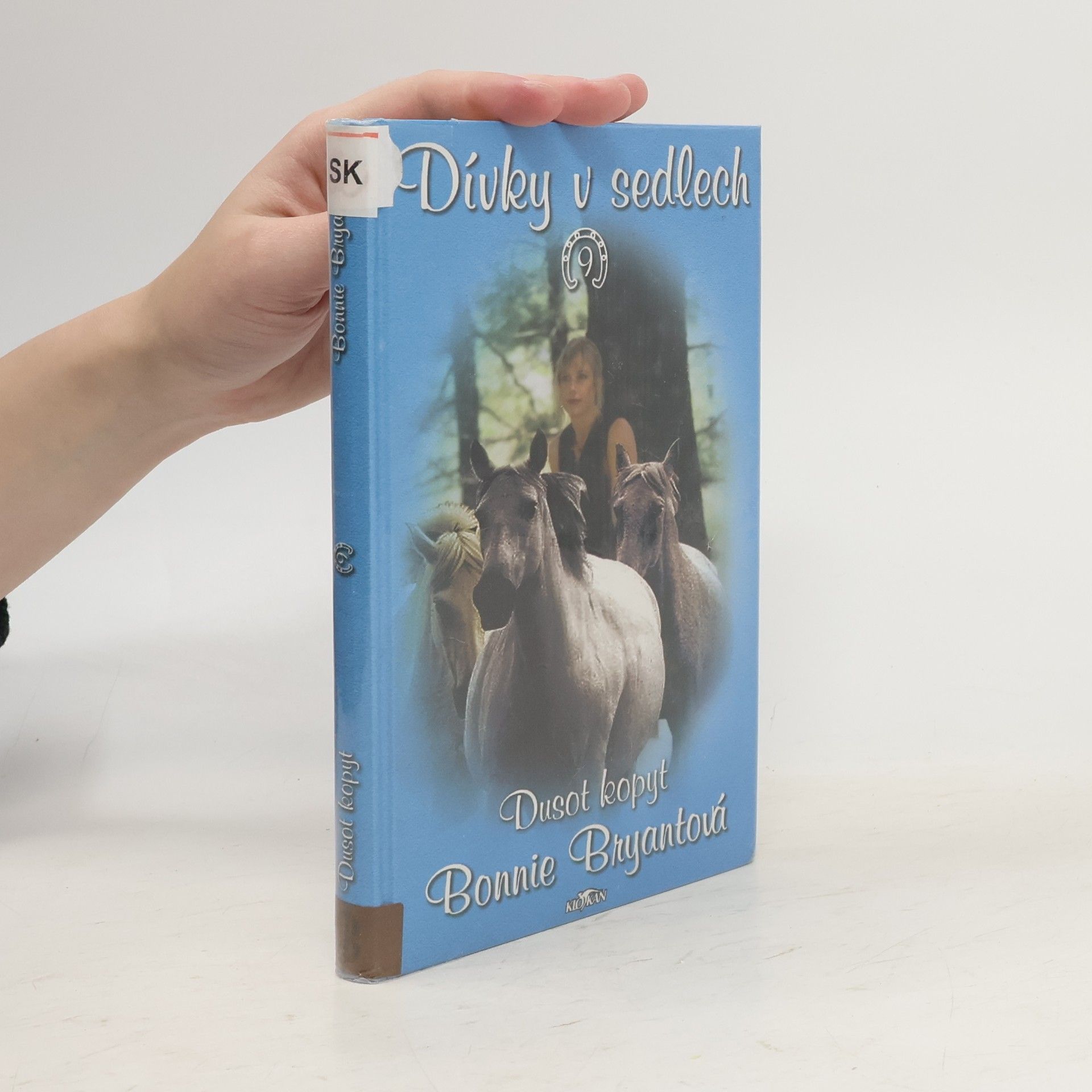 B. B. Hiller Dívky v sedlech. 9, Dusot kopyt