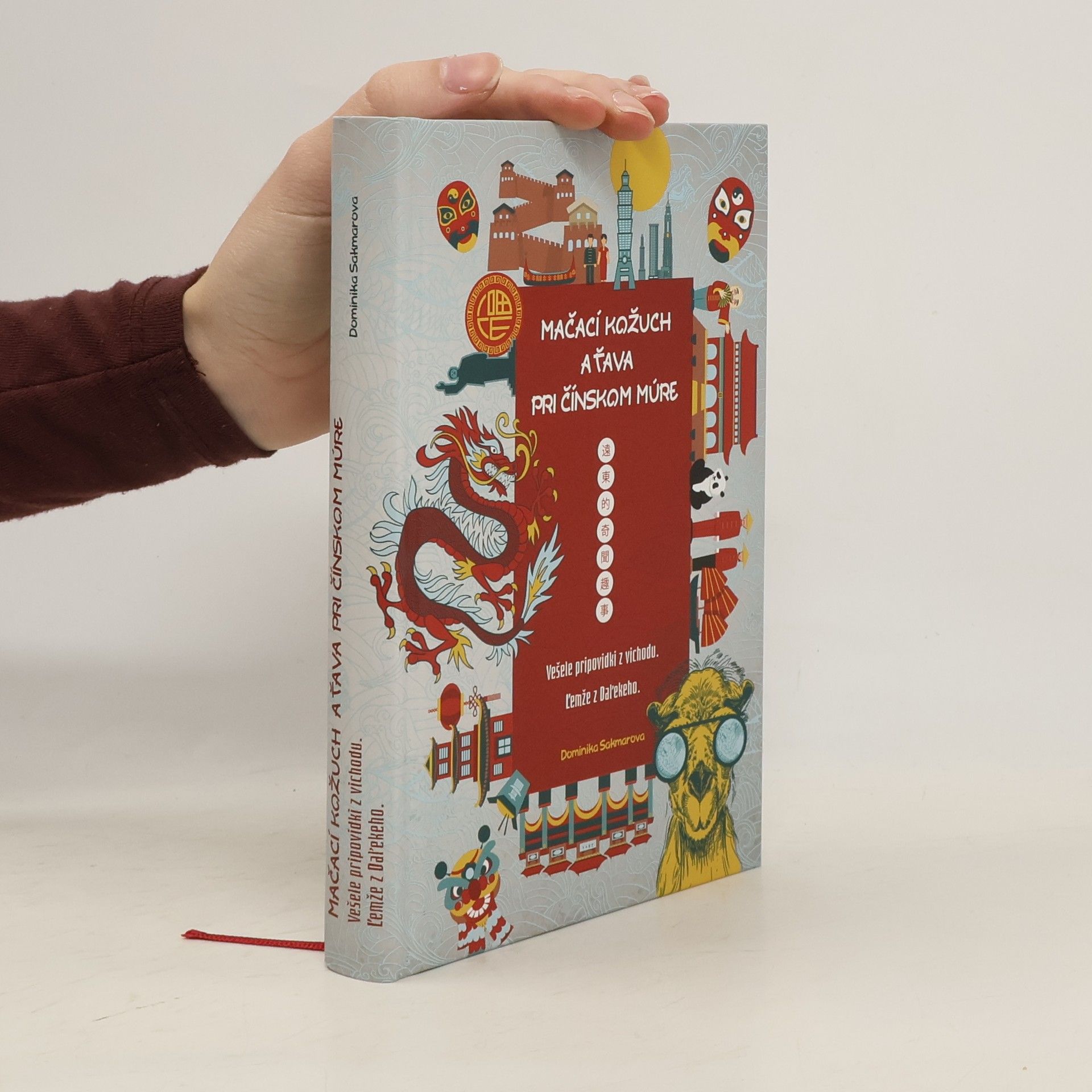 Dominika Sakmárová Mačací kožuch a ťava pri Čínskom múre