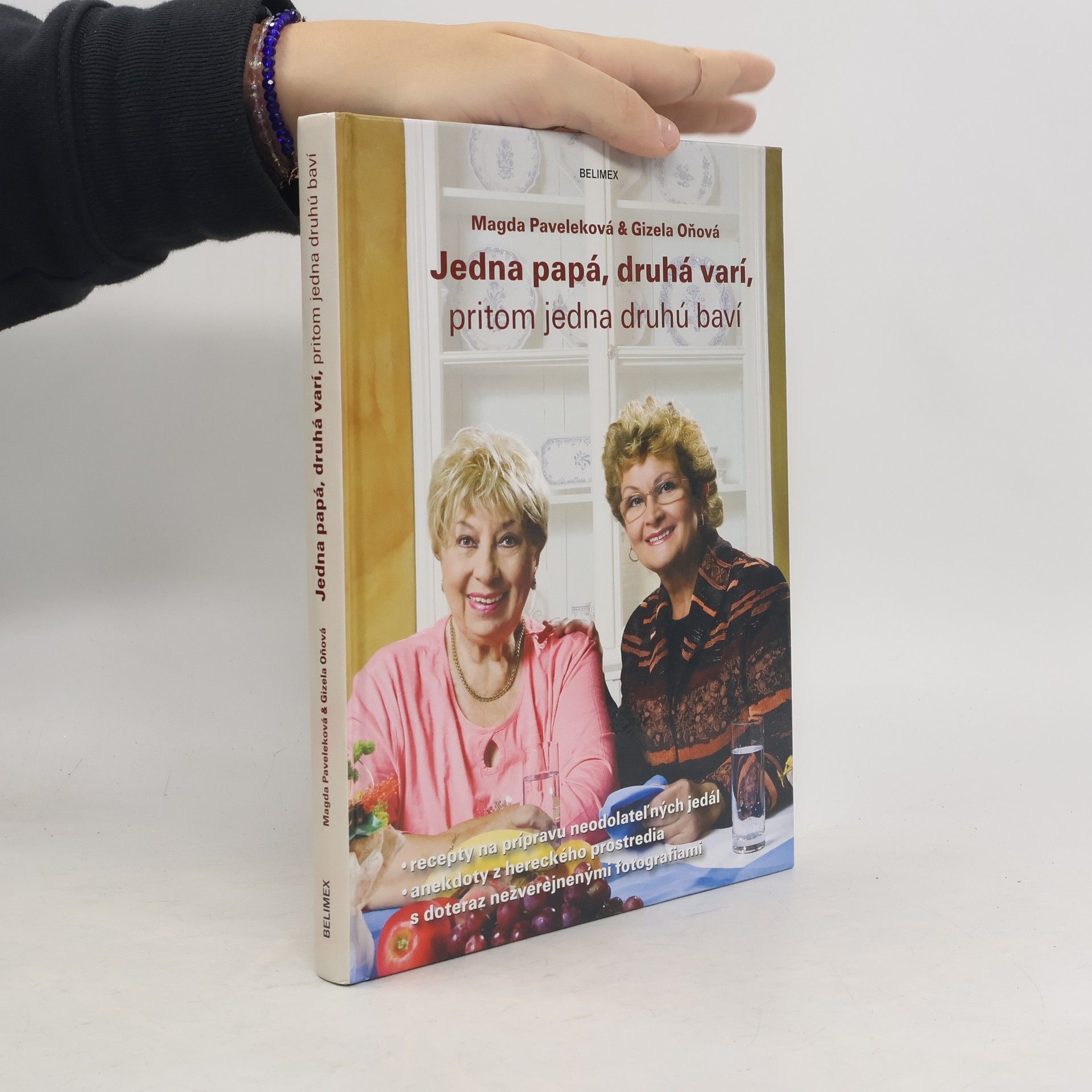 Magda Paveleková Jedna papá, druhá varí, pritom jedna druhú baví