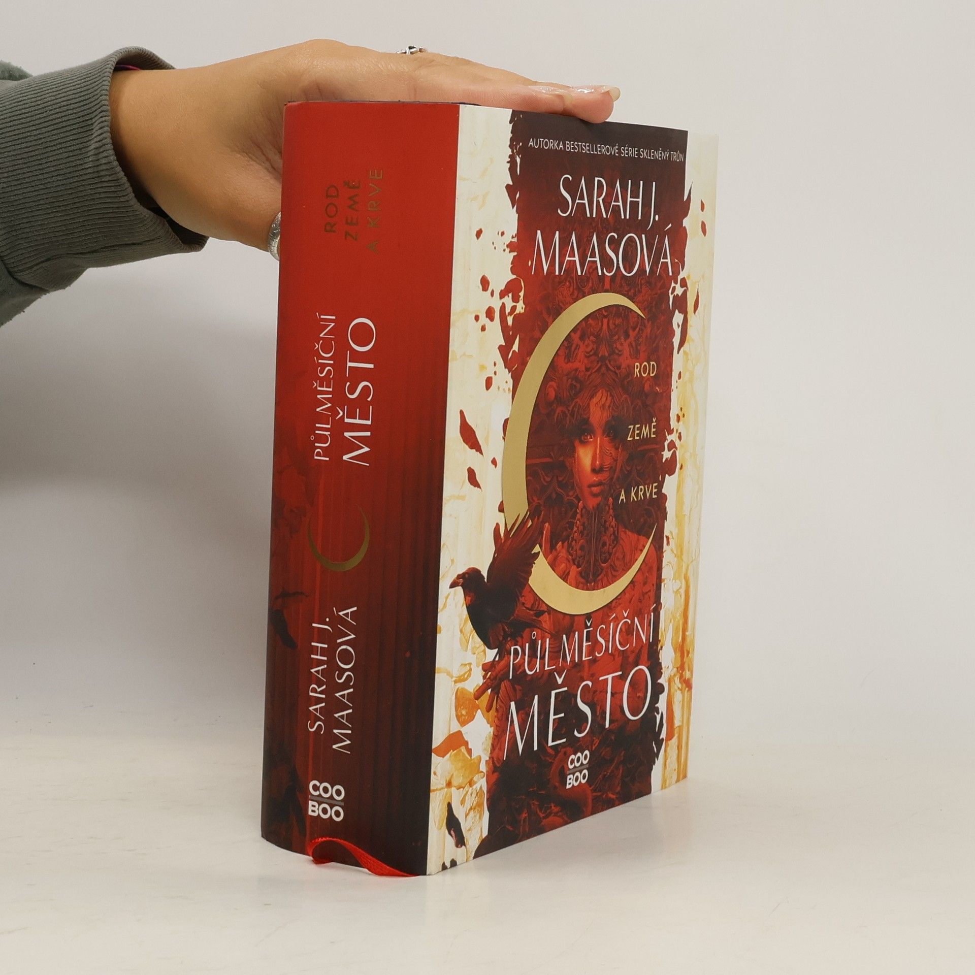 Sarah J. Maas Půlměsíční město. Rod země a krve
