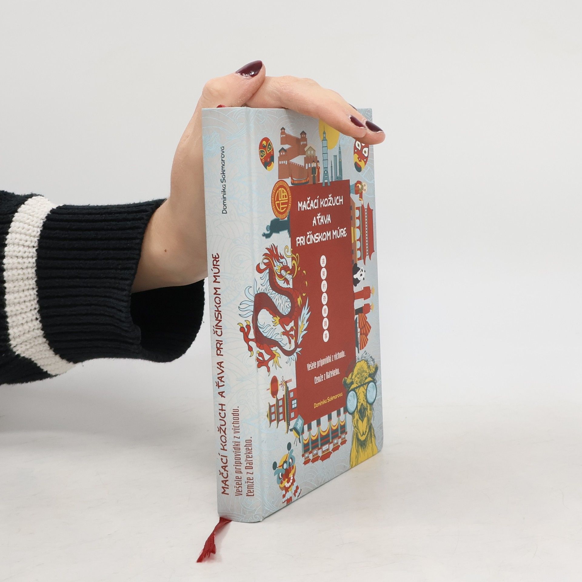 Dominika Sakmárová Mačací kožuch a ťava pri Čínskom múre