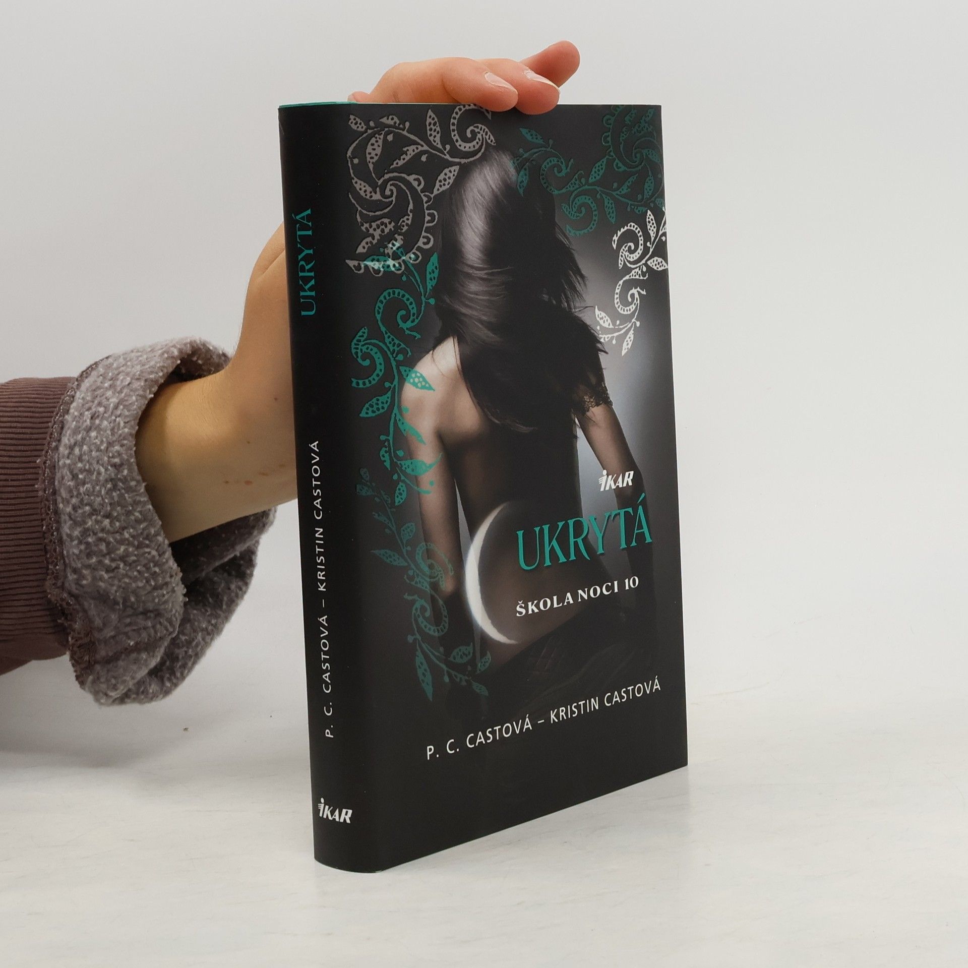 Phyllis Christine Cast Ukrytá. Škola noci 10