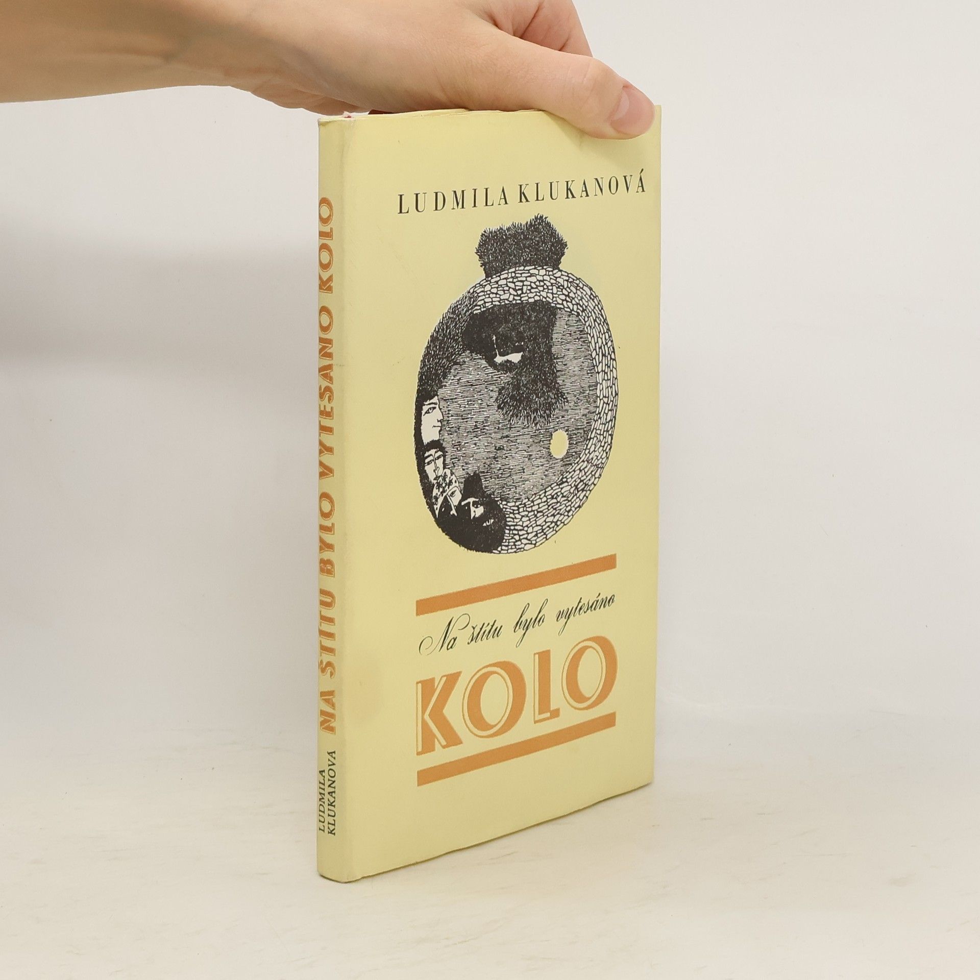 Na štítu bylo vytesáno kolo