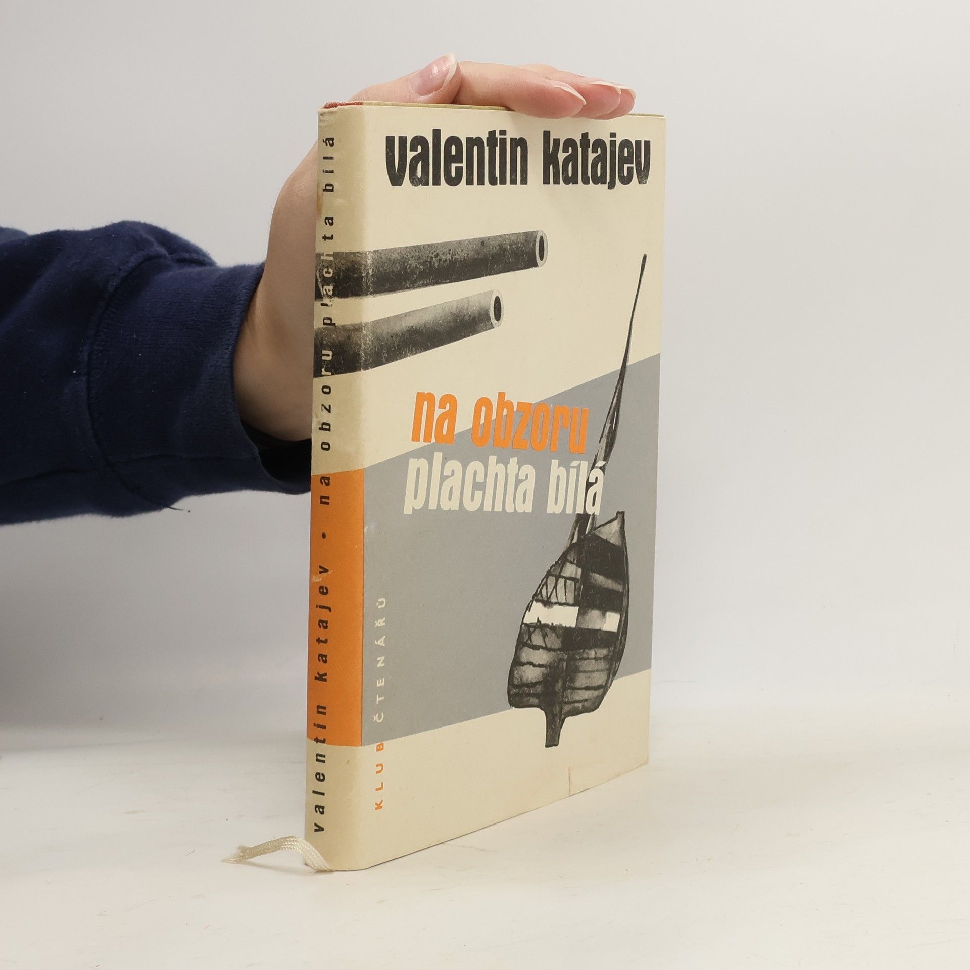 Valentin Petrovič Katajev Na obzoru plachta bílá