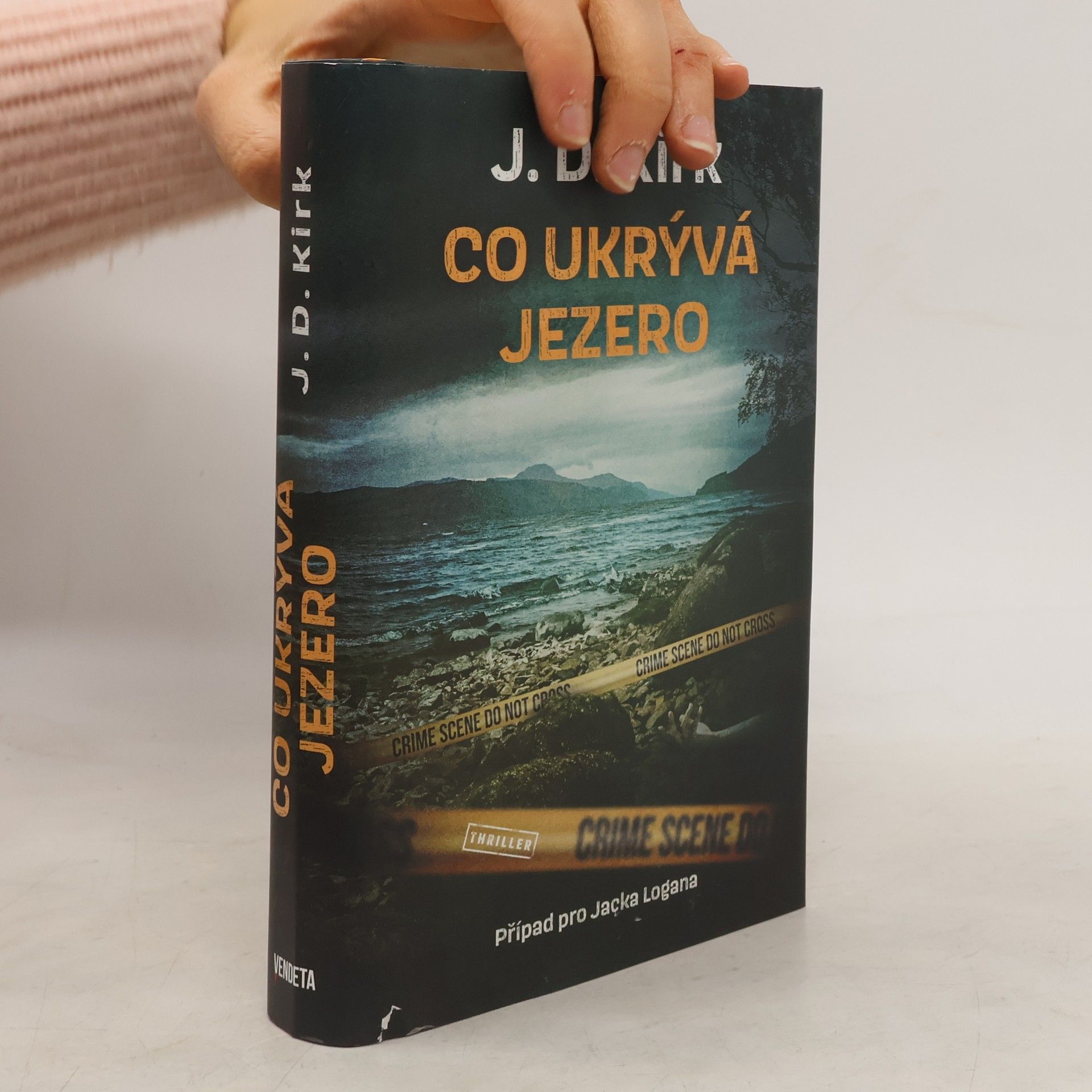 Barry Hutchison Co ukrývá jezero