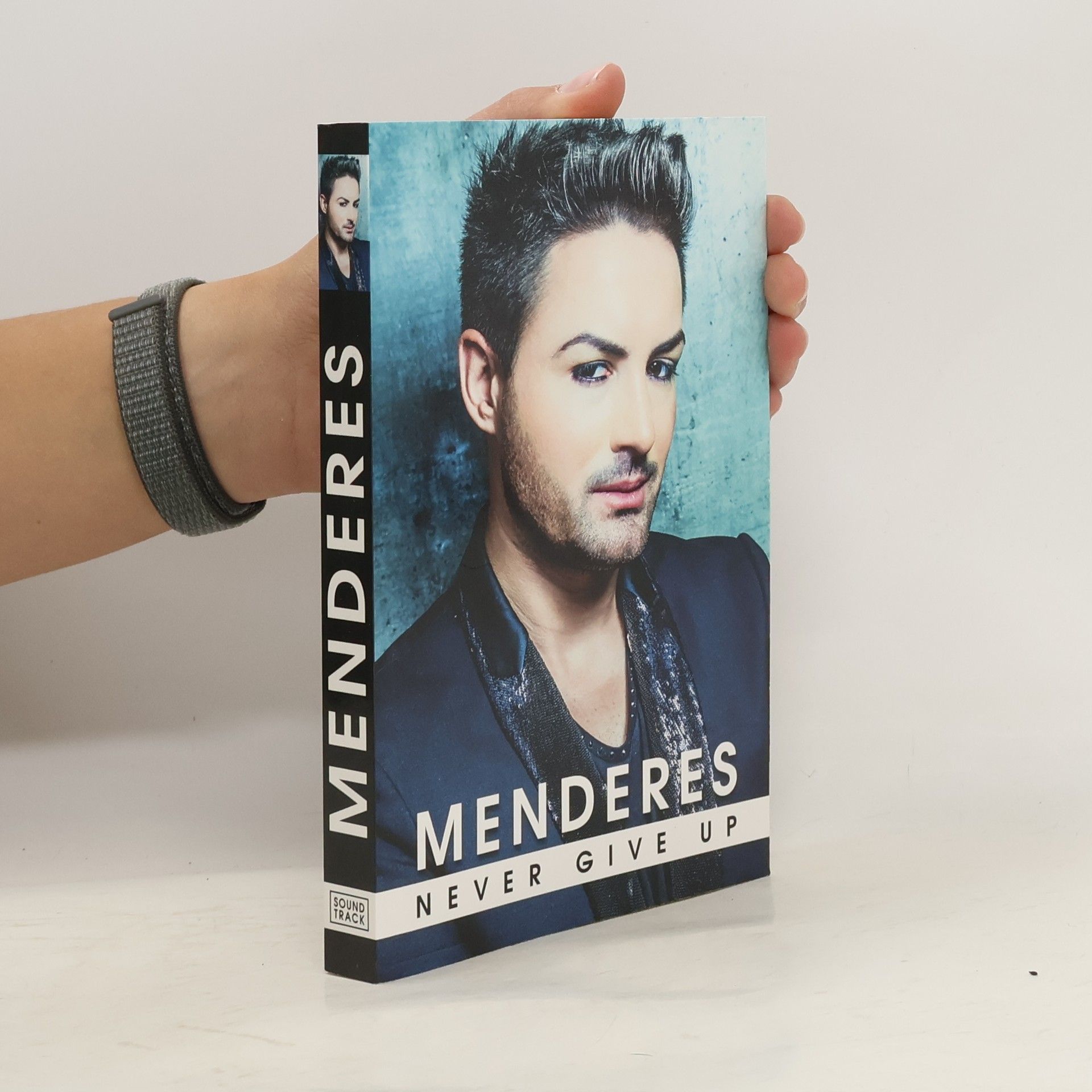 Auteurscollectief Menderes: Never Give Up