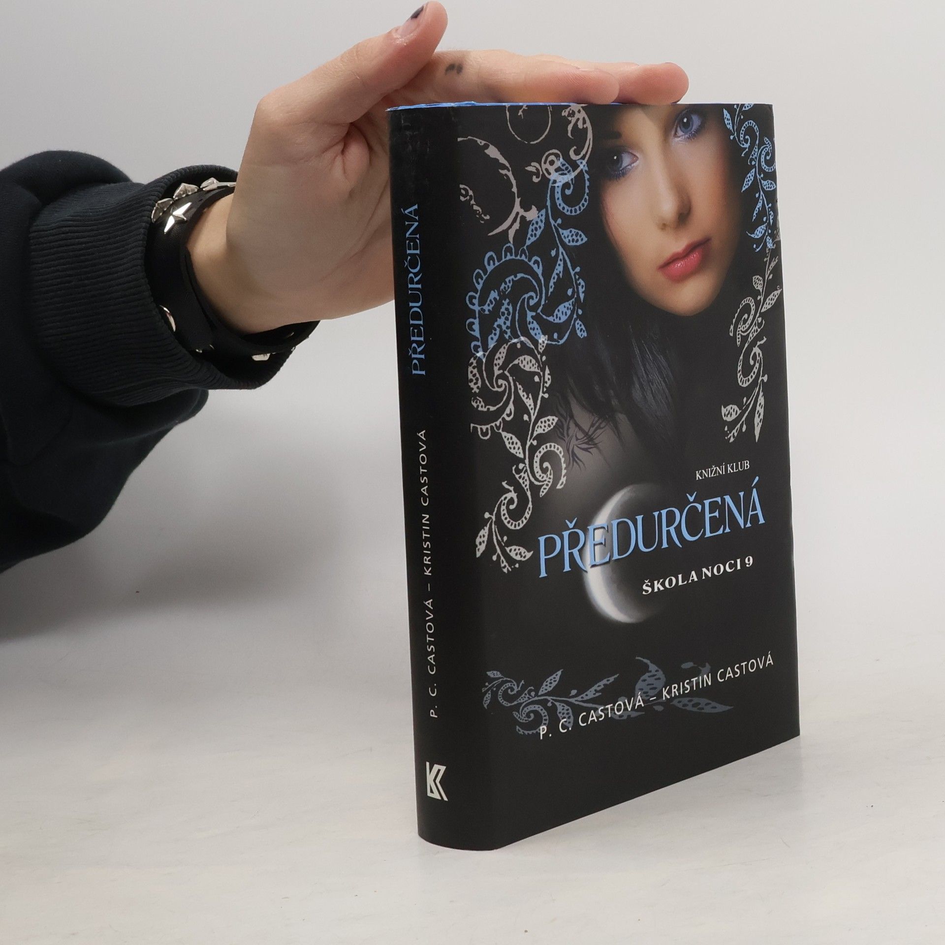 P. C. Cast Škola noci. 9, Předurčená
