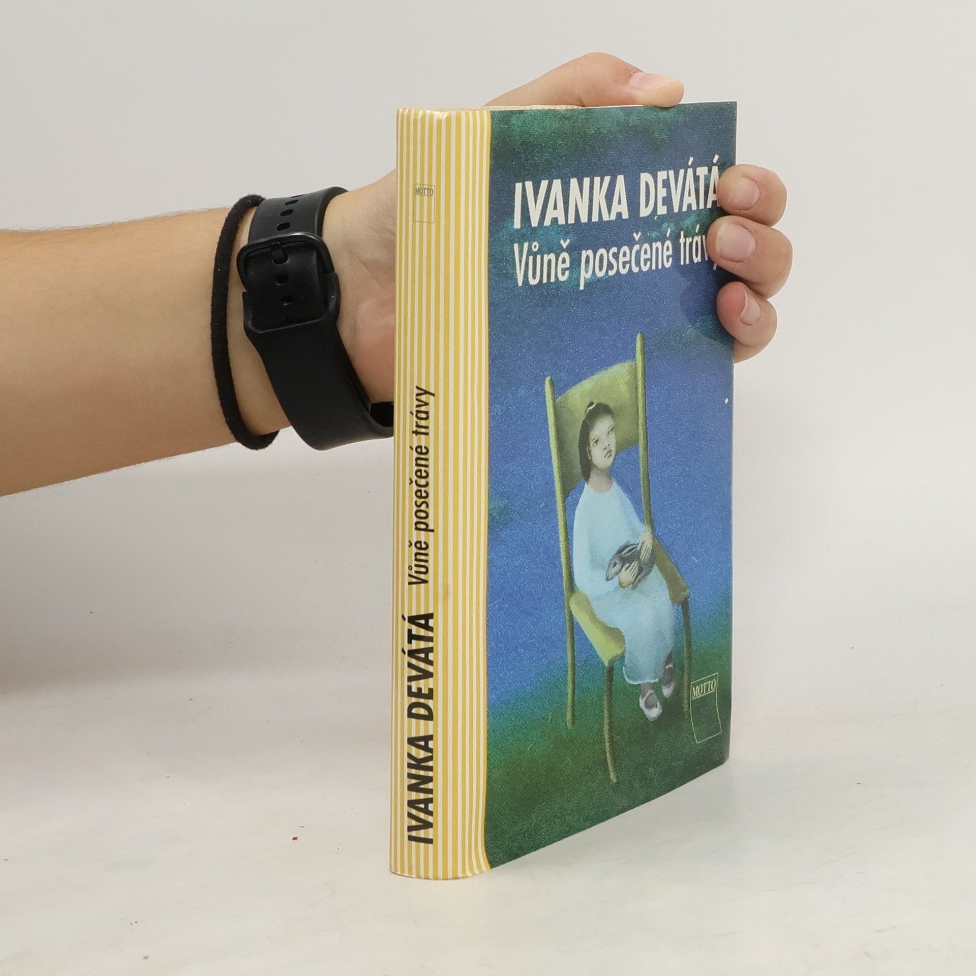 Vůně posečené trávy