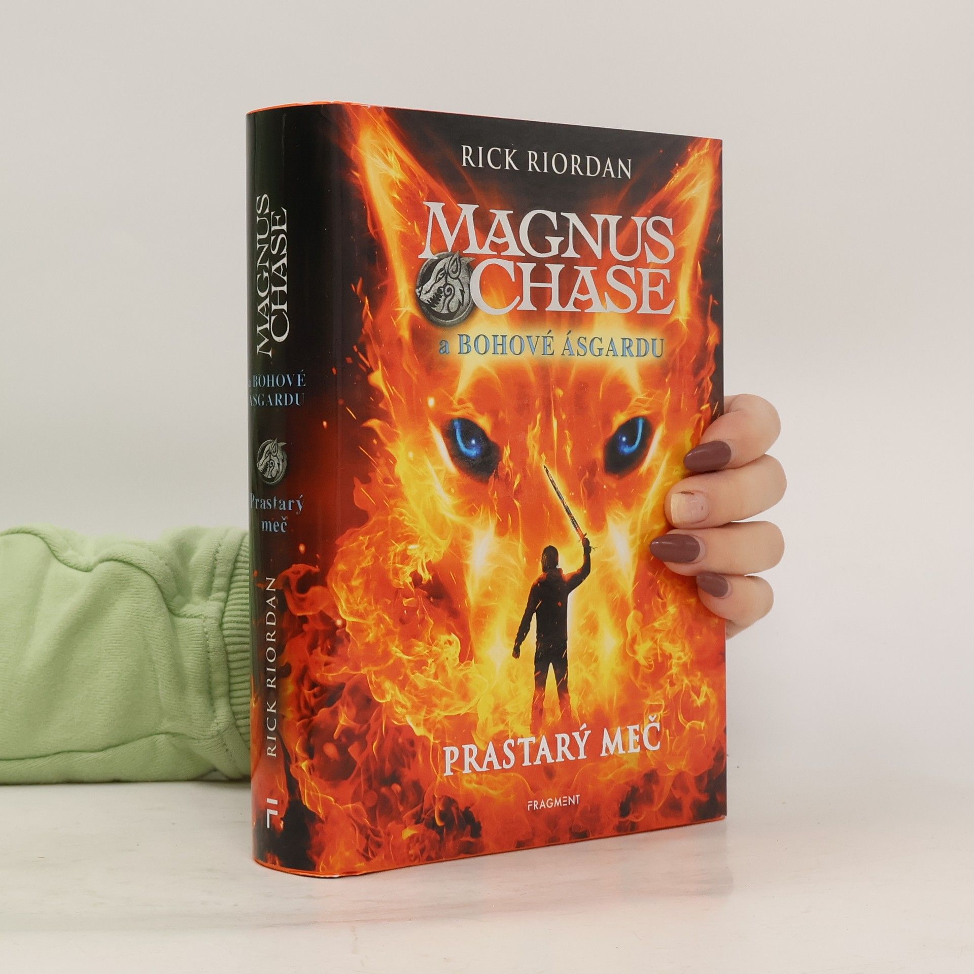 Rick Riordan Magnus Chase a bohové Ásgardu. Prastarý meč