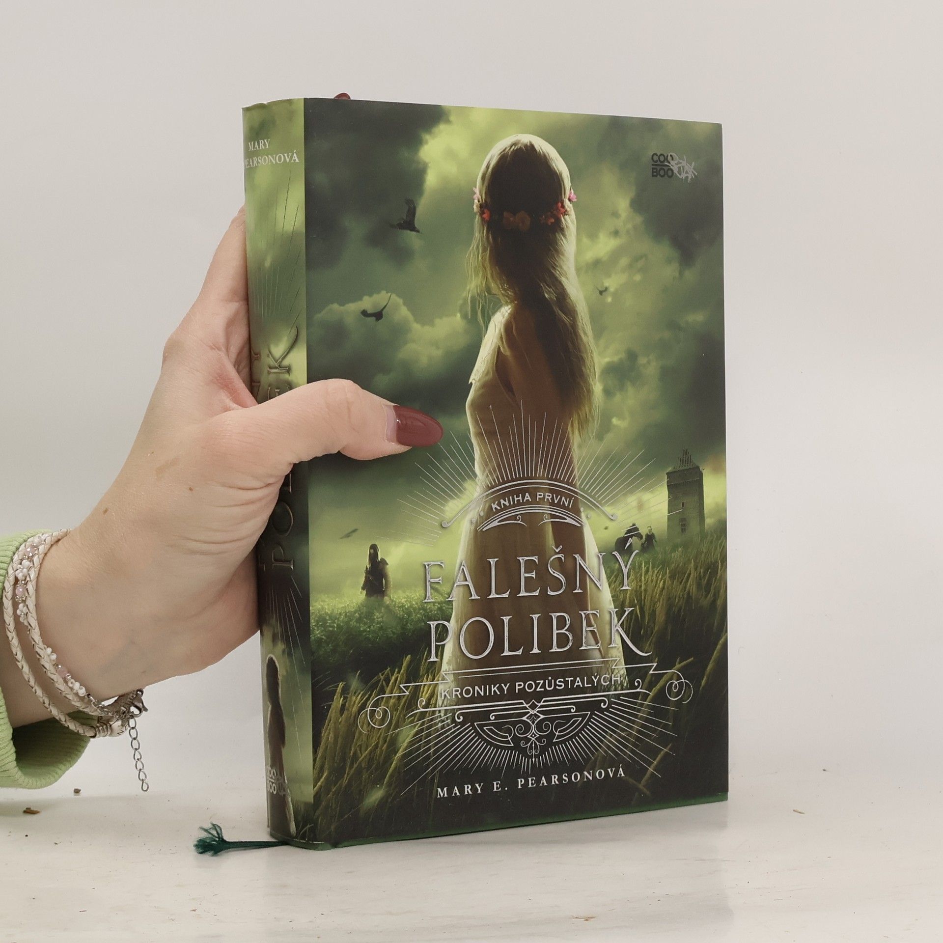 Kroniky pozůstalých. Kniha první, Falešný polibek