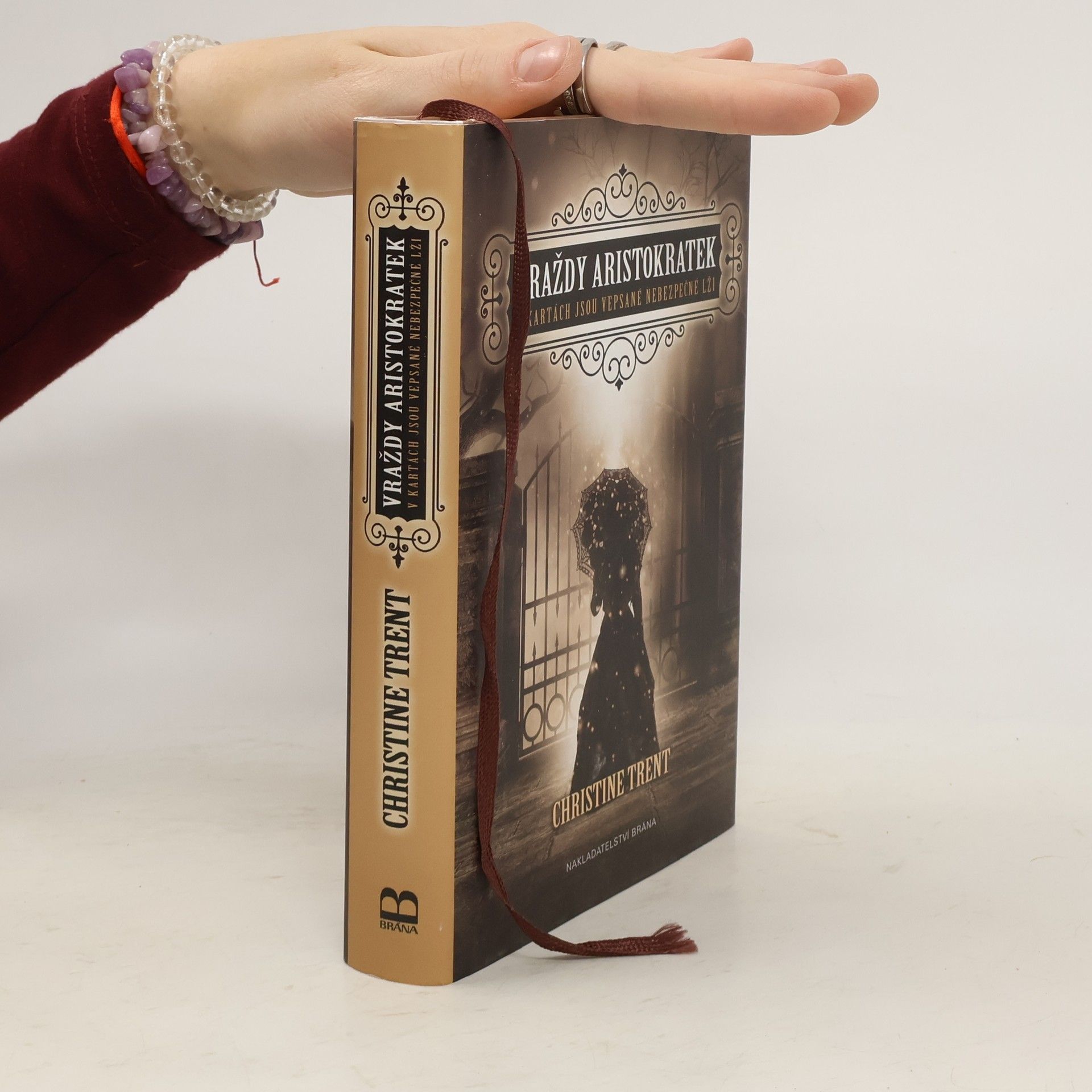 Christine Trent Vraždy aristokratek: V kartách jsou vepsané nebezpečné lži