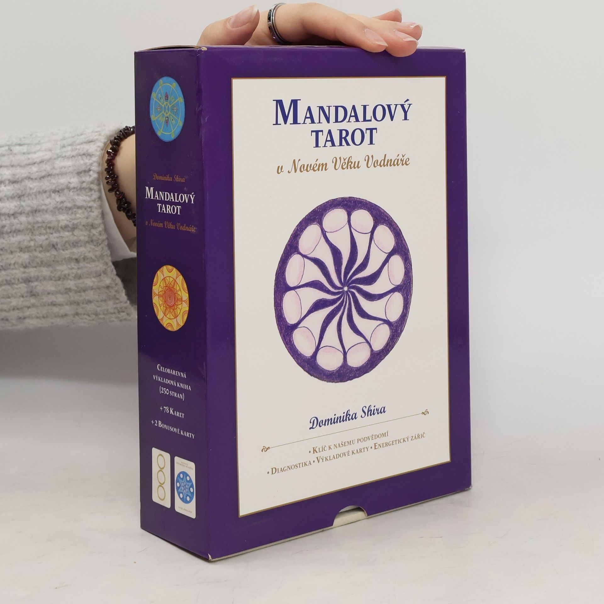 Dominika Shira Mandalový tarot v Novém Věku Vodnáře : výkladová kniha