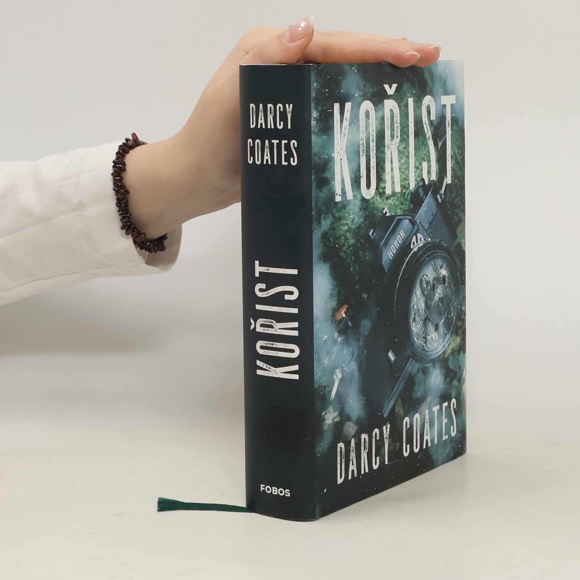 Darcy Coates Kořist