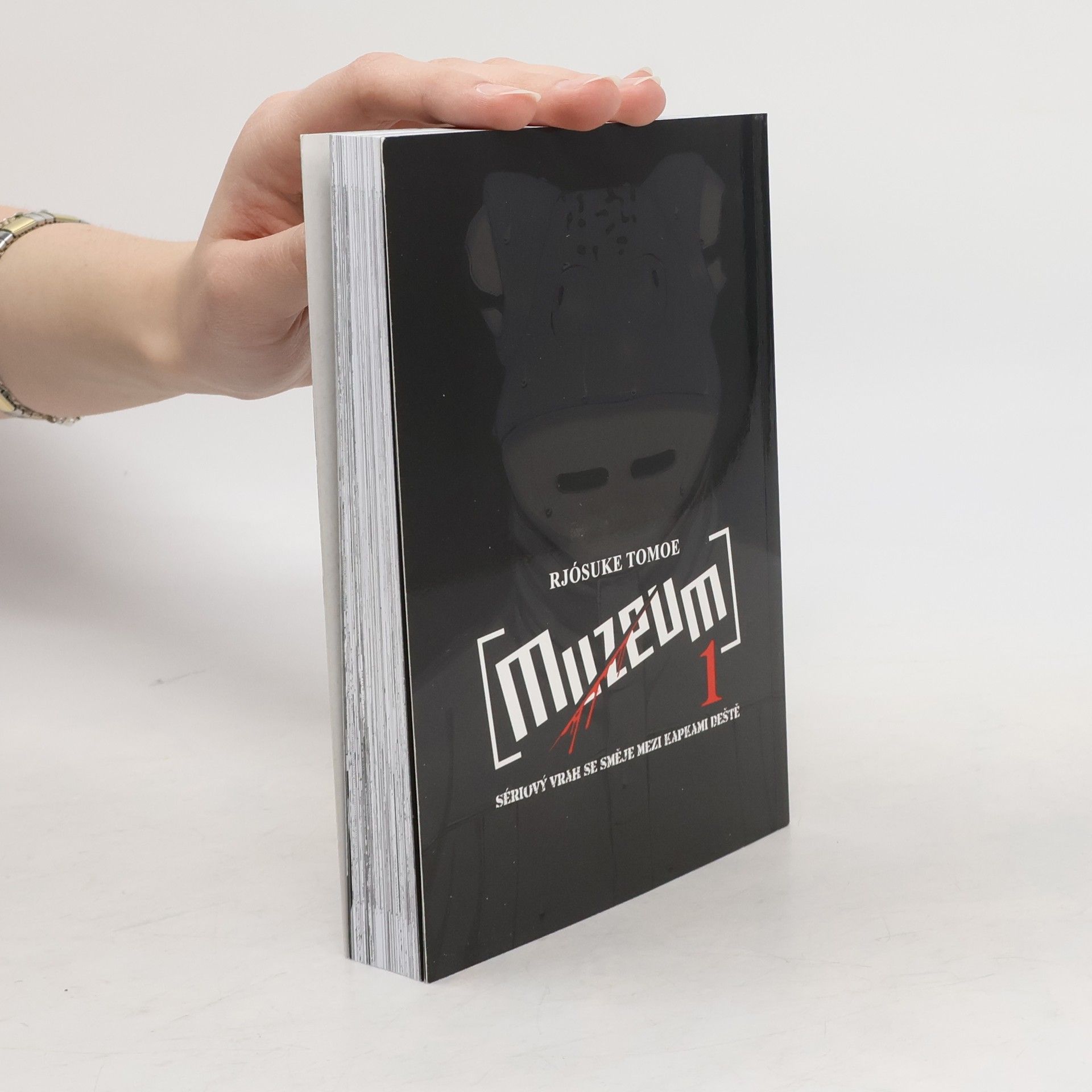 Muzeum. Sériový vrah se směje mezi kapkami deště