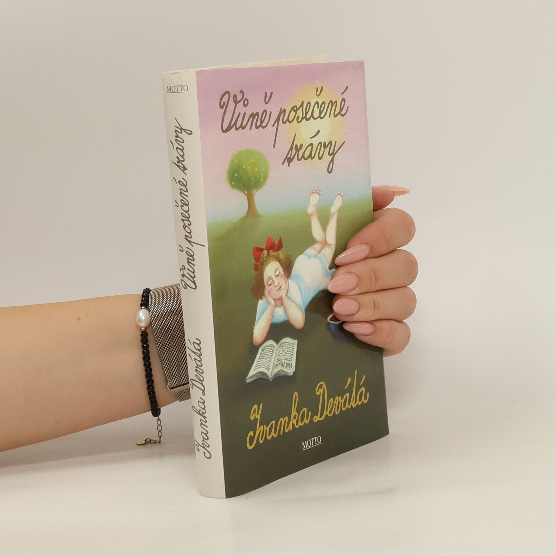 Vůně posečené trávy