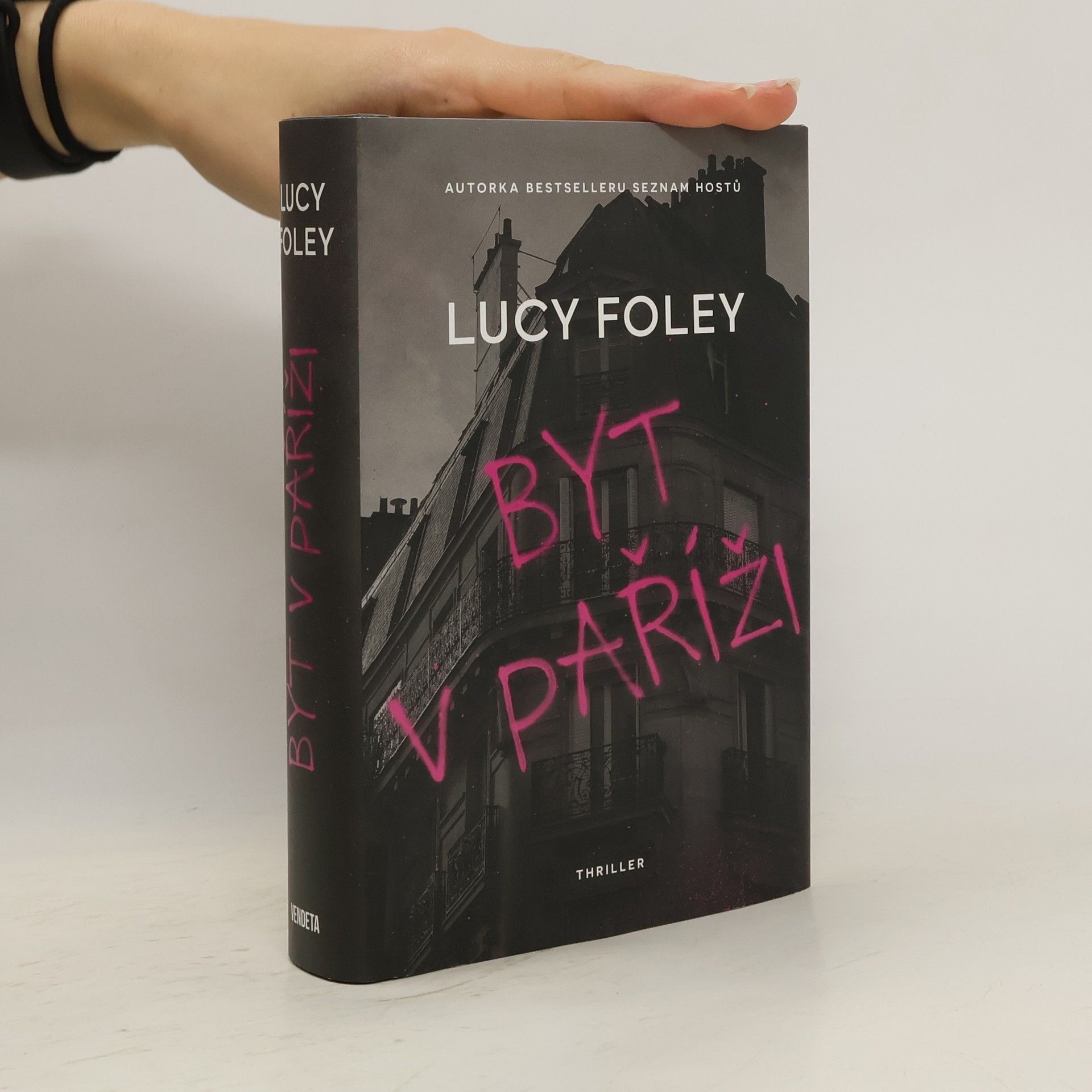 Lucy Foley Byt v Paříži