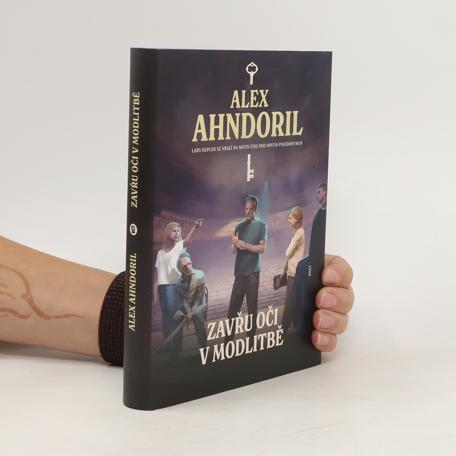 Lars Kepler Zavřu oči v modlitbě