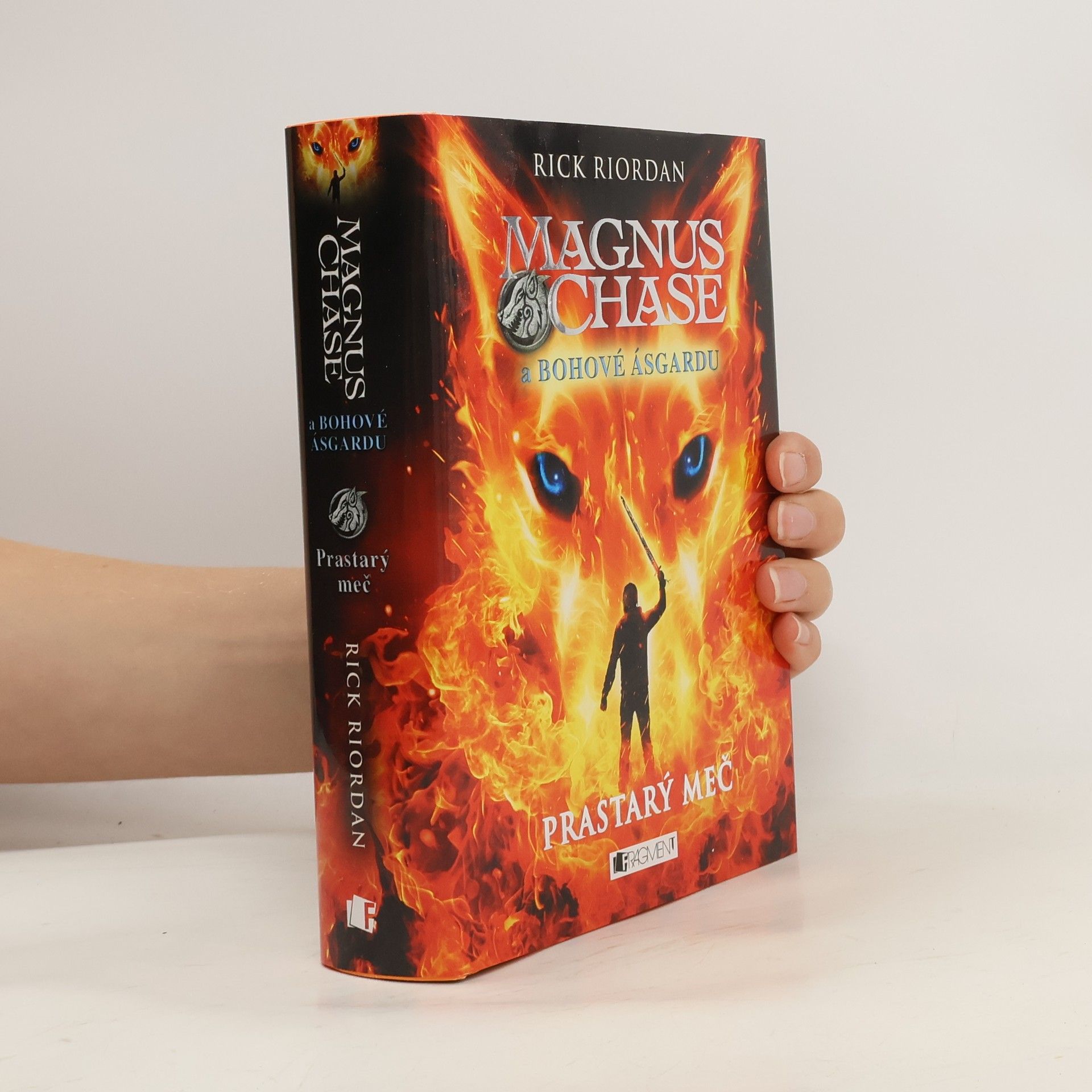 Rick Riordan Magnus Chase a bohové Ásgardu. Prastarý meč