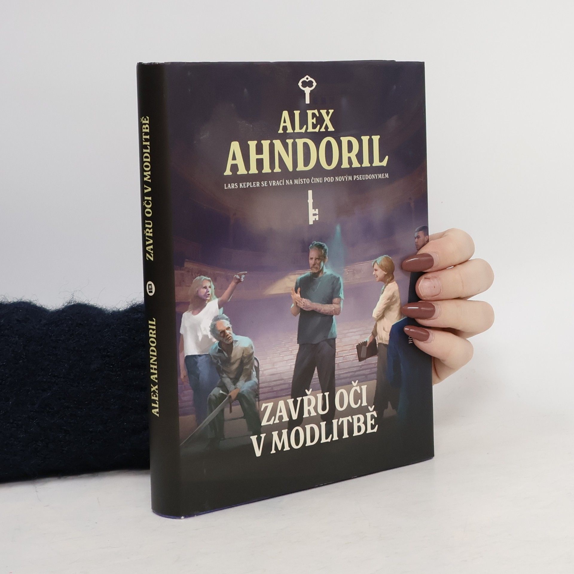 Lars Kepler Zavřu oči v modlitbě