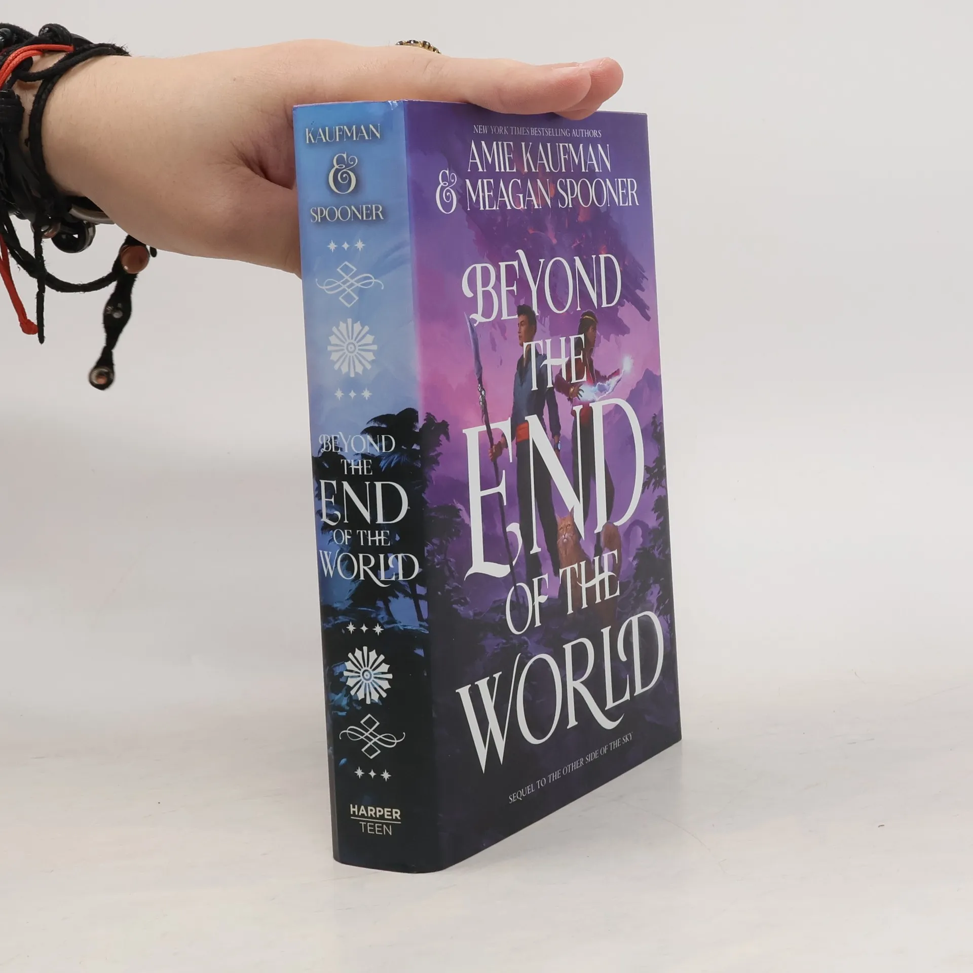 Beyond the End of the World | Amie Kaufman | anglicky | Kniha