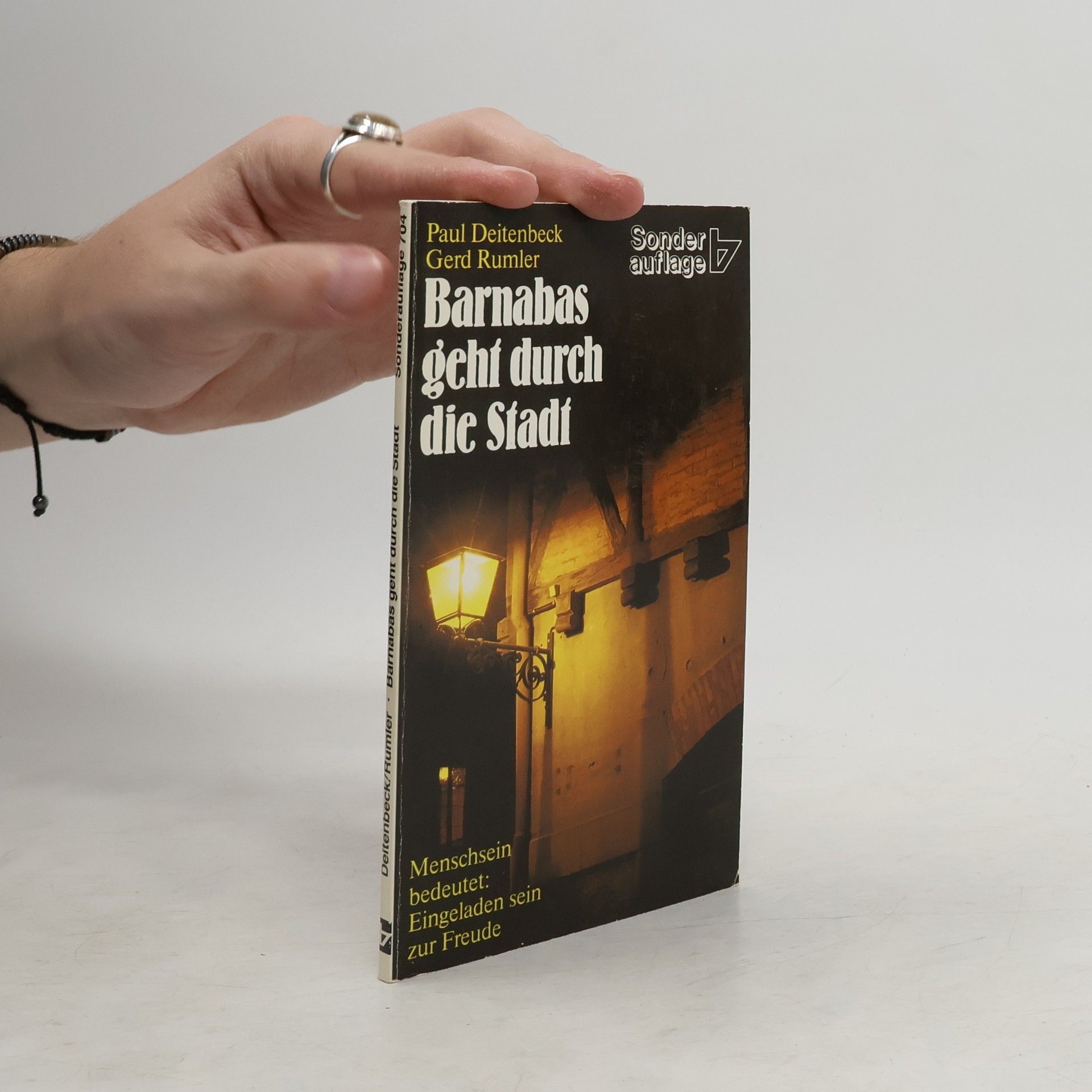 Barnabas geht durch die Stadt