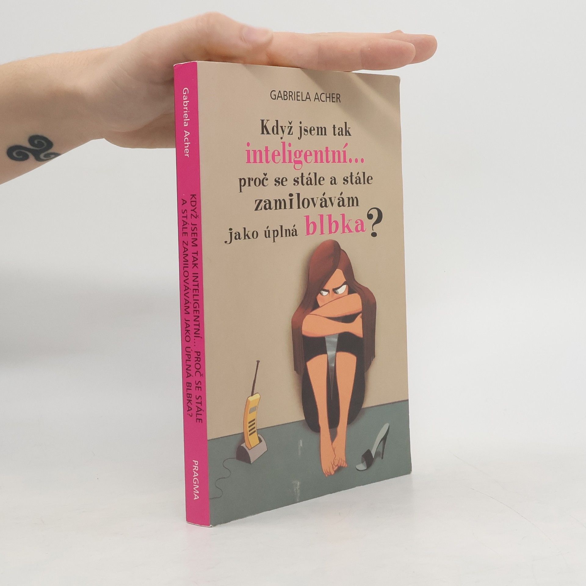 Když jsem tak inteligentní--, proč se stále a stále zamilovávám jako úplná blbka?